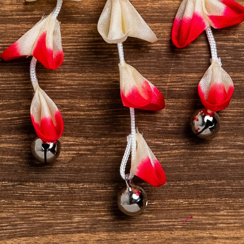 紅白の小花と藤の房下がりのつまみ細工かんざし