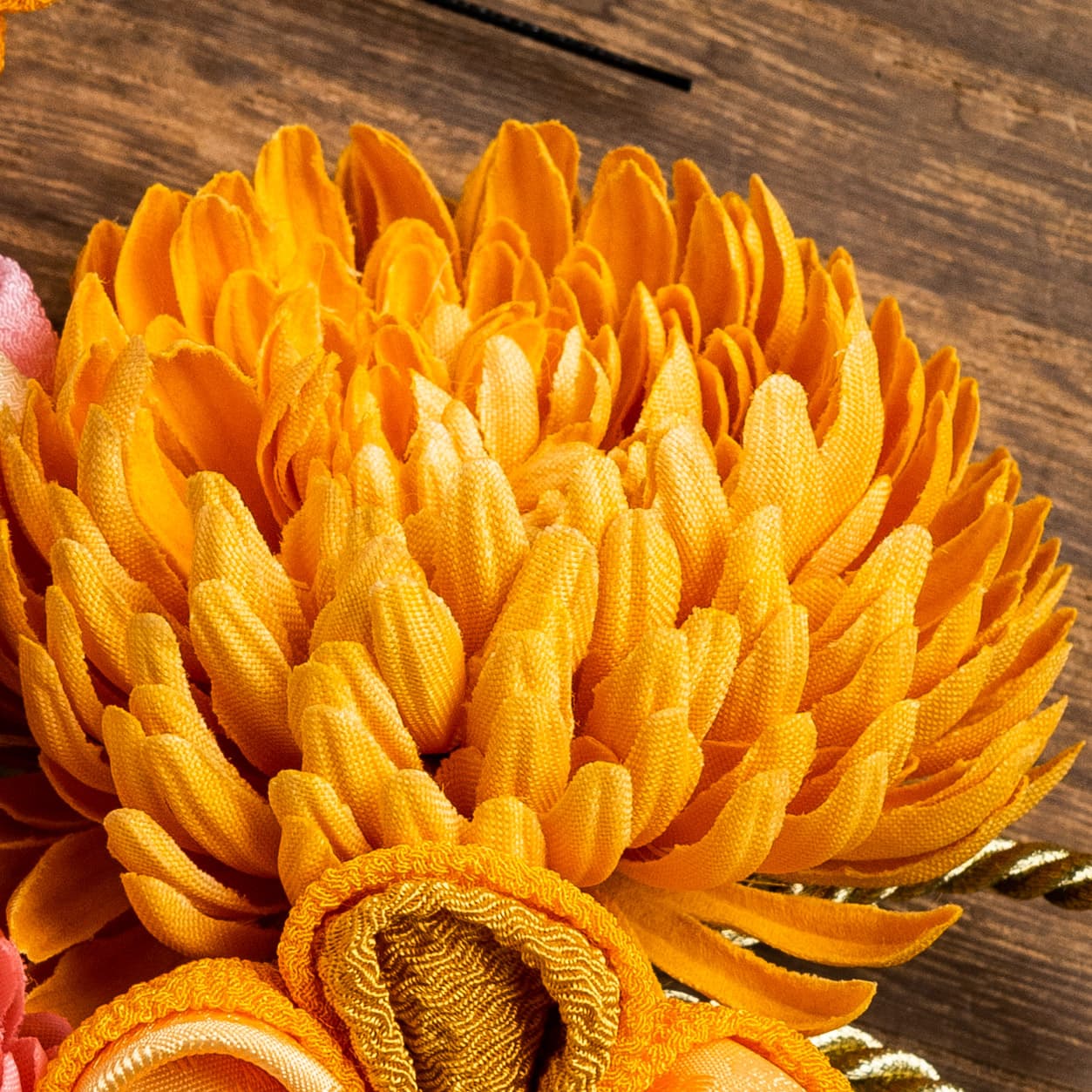 黄色いつまみ細工の梅に、色とりどりの菊の造花のかんざし