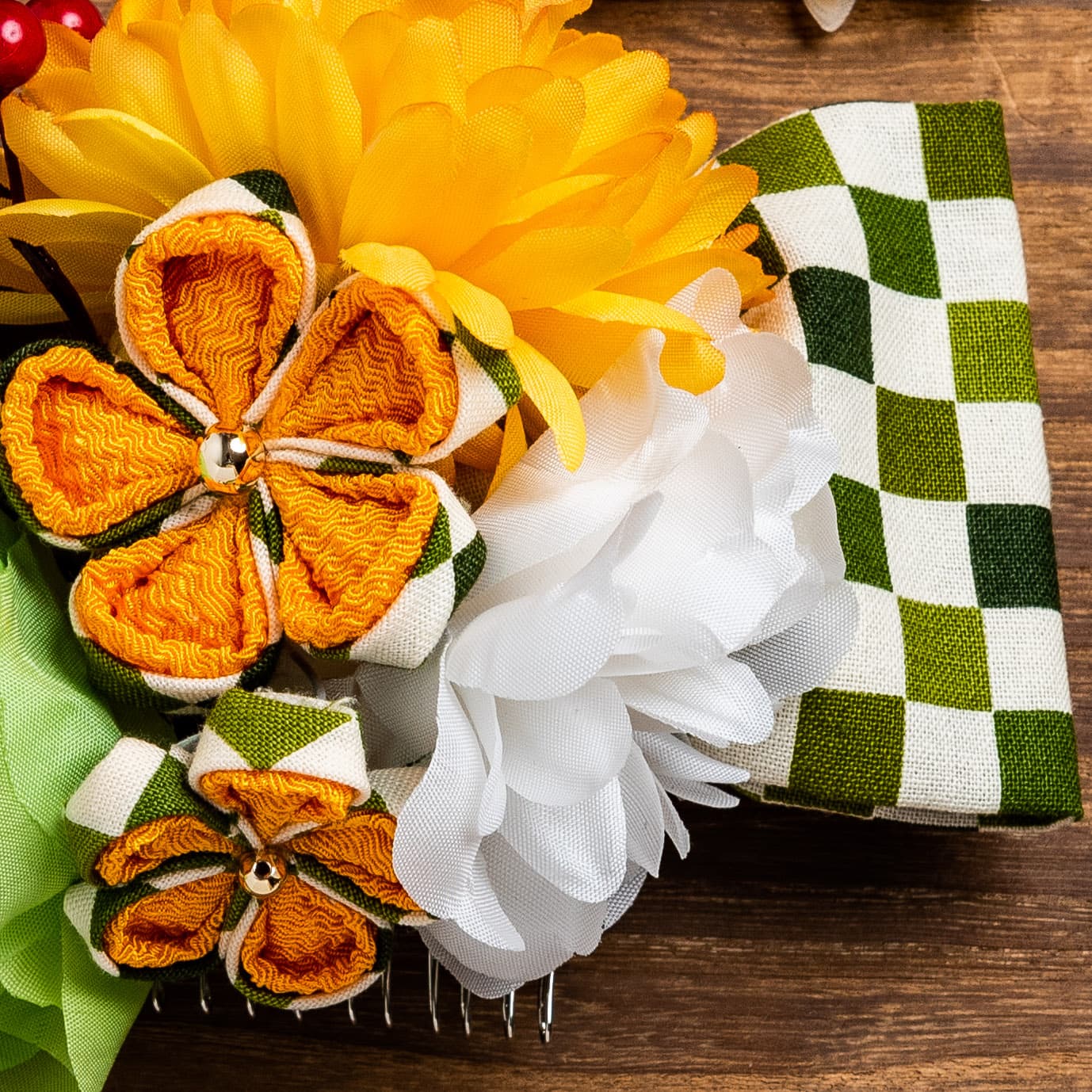 グリーンと白の市松模様リボンにつまみ細工と造花のかんざし