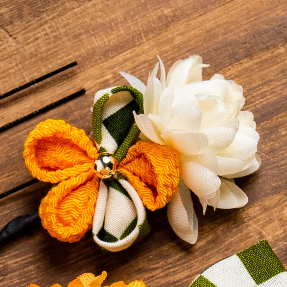 グリーンと白の市松模様リボンにつまみ細工と造花のかんざし