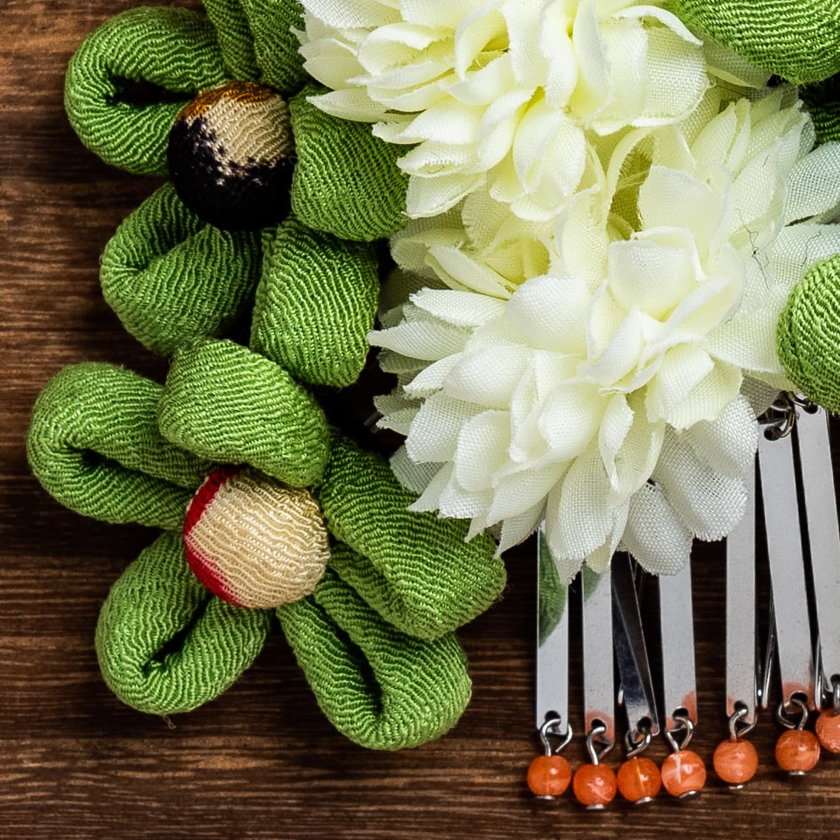 ちりめんの花細工と白い造花のビラビラかんざし