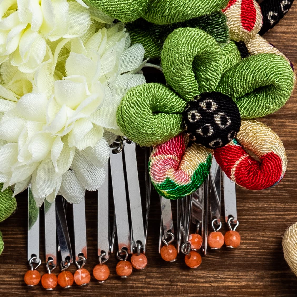 ちりめんの花細工と白い造花のビラビラかんざし