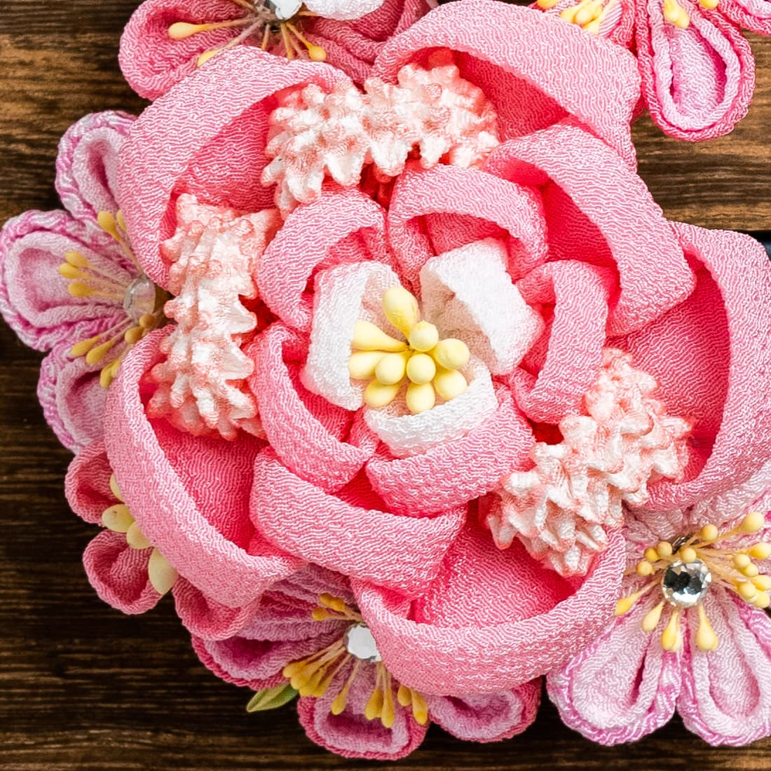 ピンクの縮緬と絞りで梅の花のかんざし（こども用）