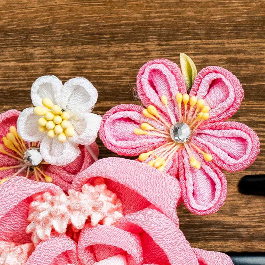 ピンクの縮緬と絞りで梅の花のかんざし（こども用）