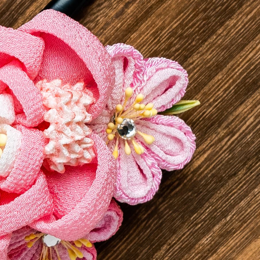 ピンクの縮緬と絞りで梅の花のかんざし（こども用）