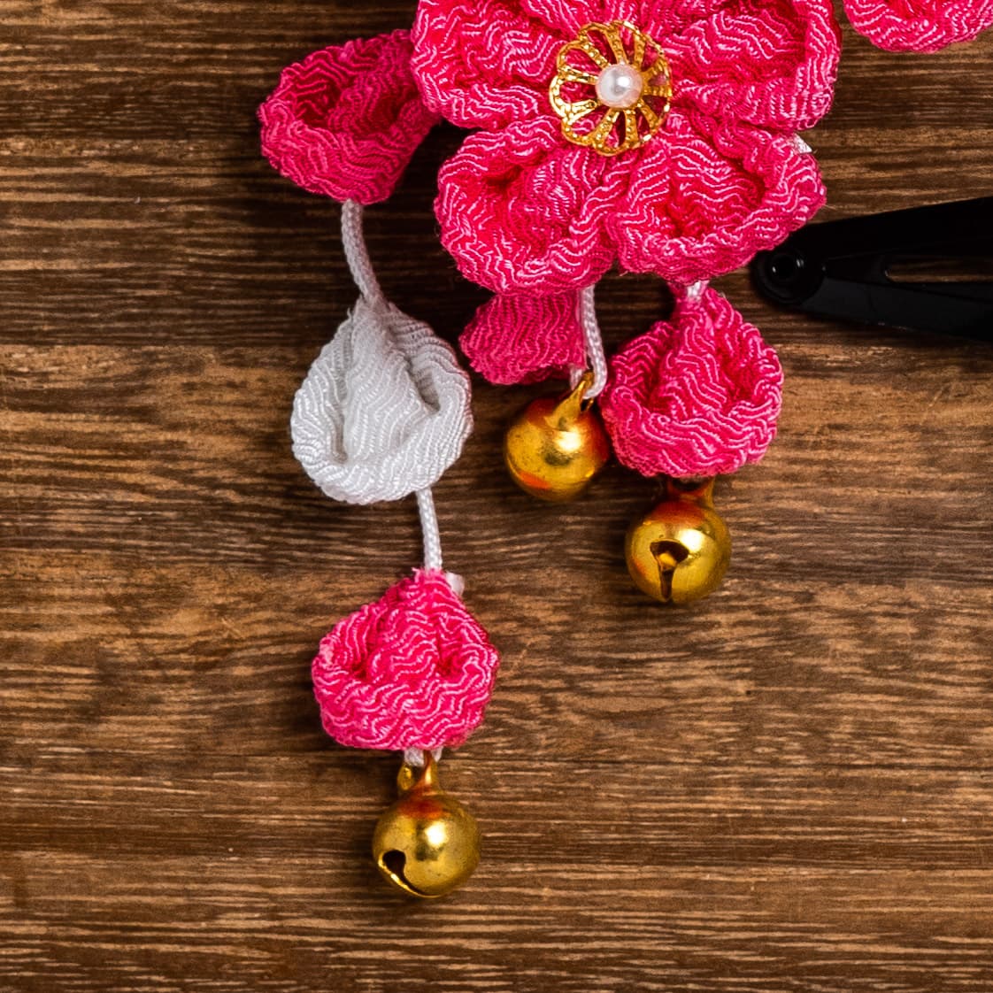 ショッキングピンクと白い梅のつまみ細工かんざし（こども用）