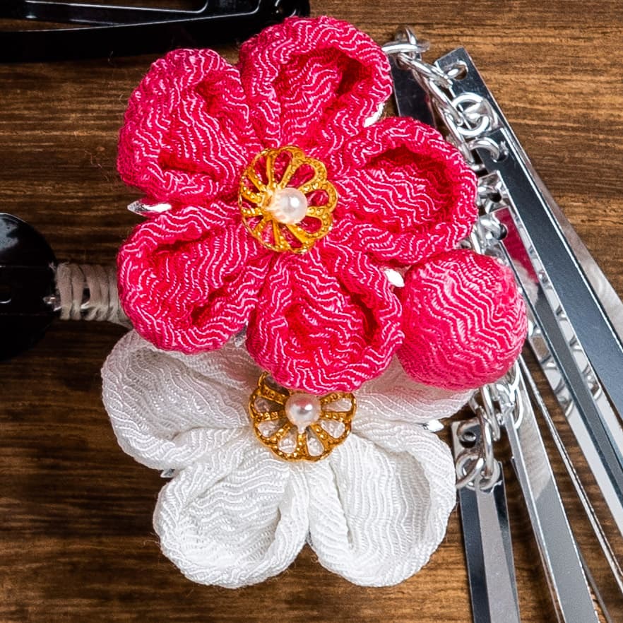 ショッキングピンクと白い梅のつまみ細工かんざし（こども用）