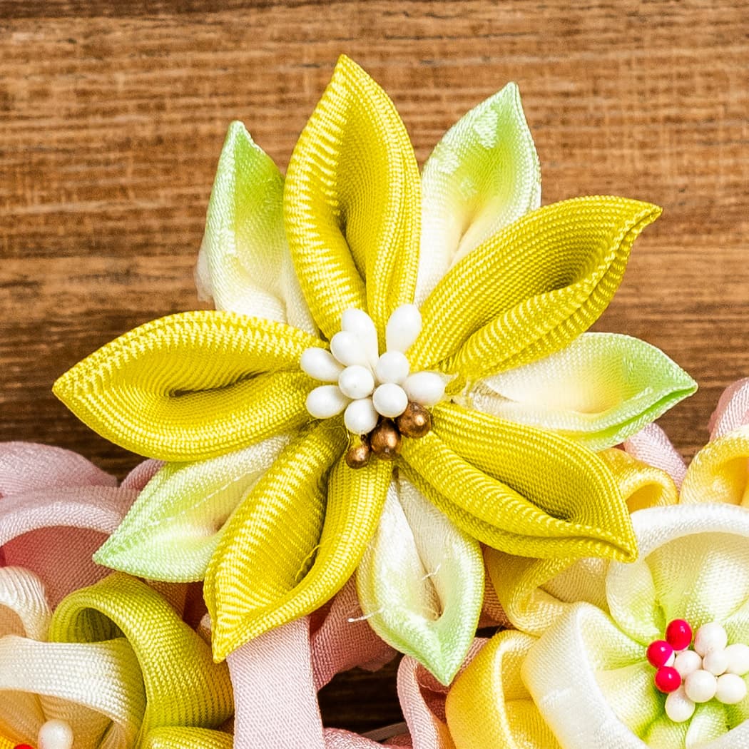 グラデーションの八重梅と絞りのぽんぽんのかんざし（こども用）