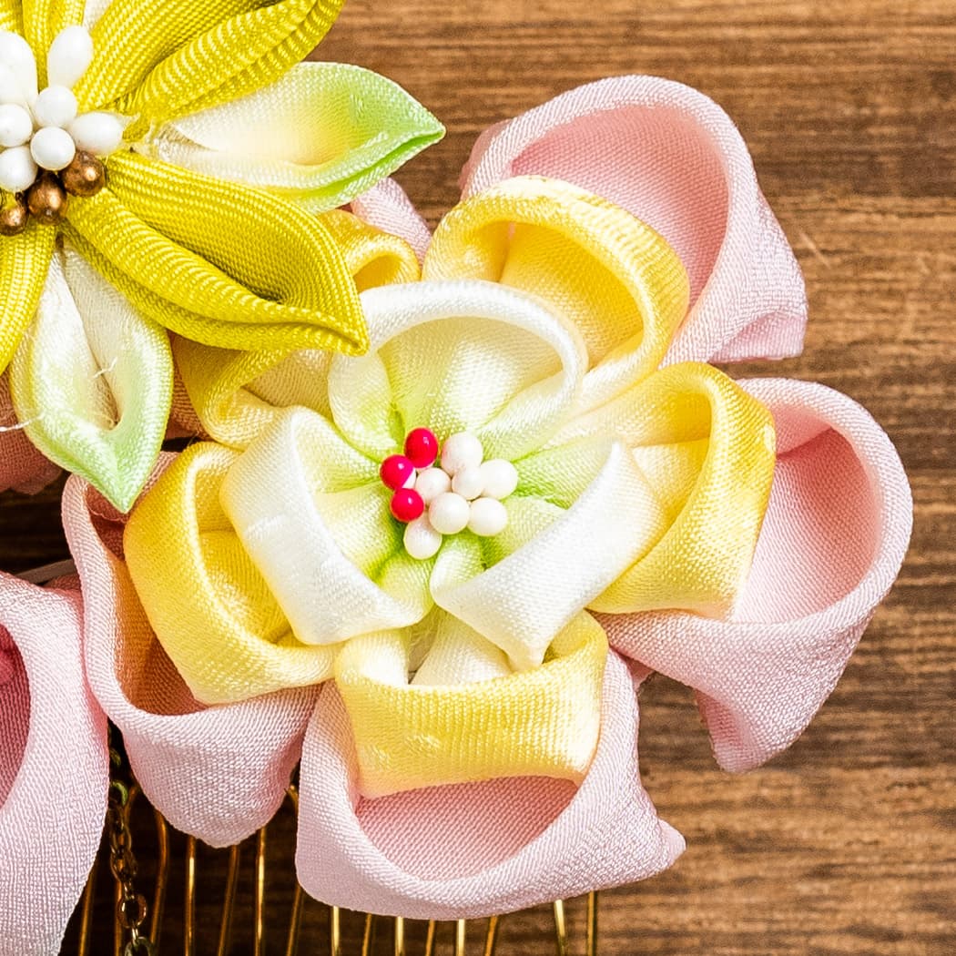 グラデーションの八重梅と絞りのぽんぽんのかんざし（こども用）