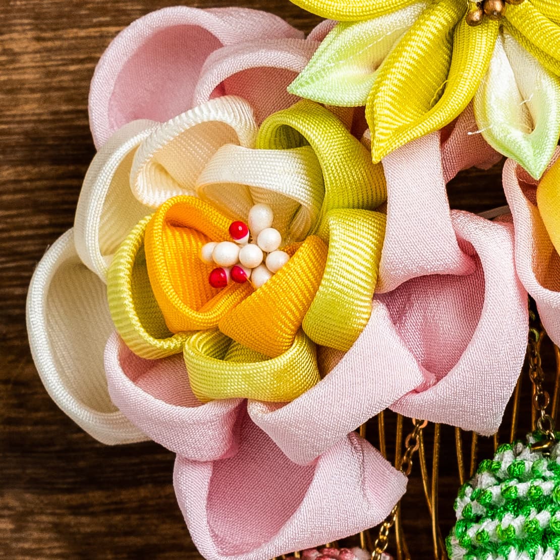 グラデーションの八重梅と絞りのぽんぽんのかんざし（こども用）