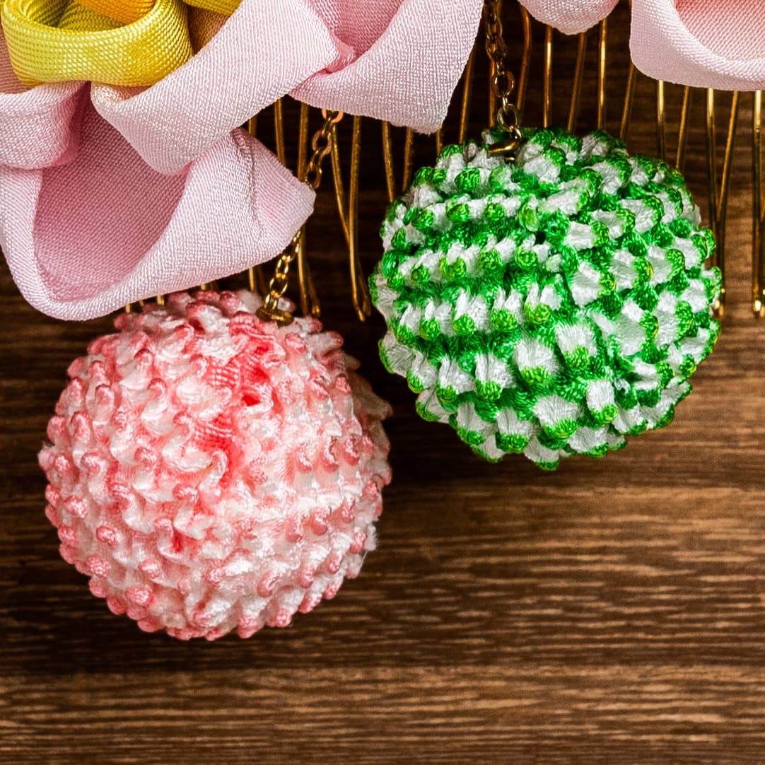 グラデーションの八重梅と絞りのぽんぽんのかんざし（こども用）