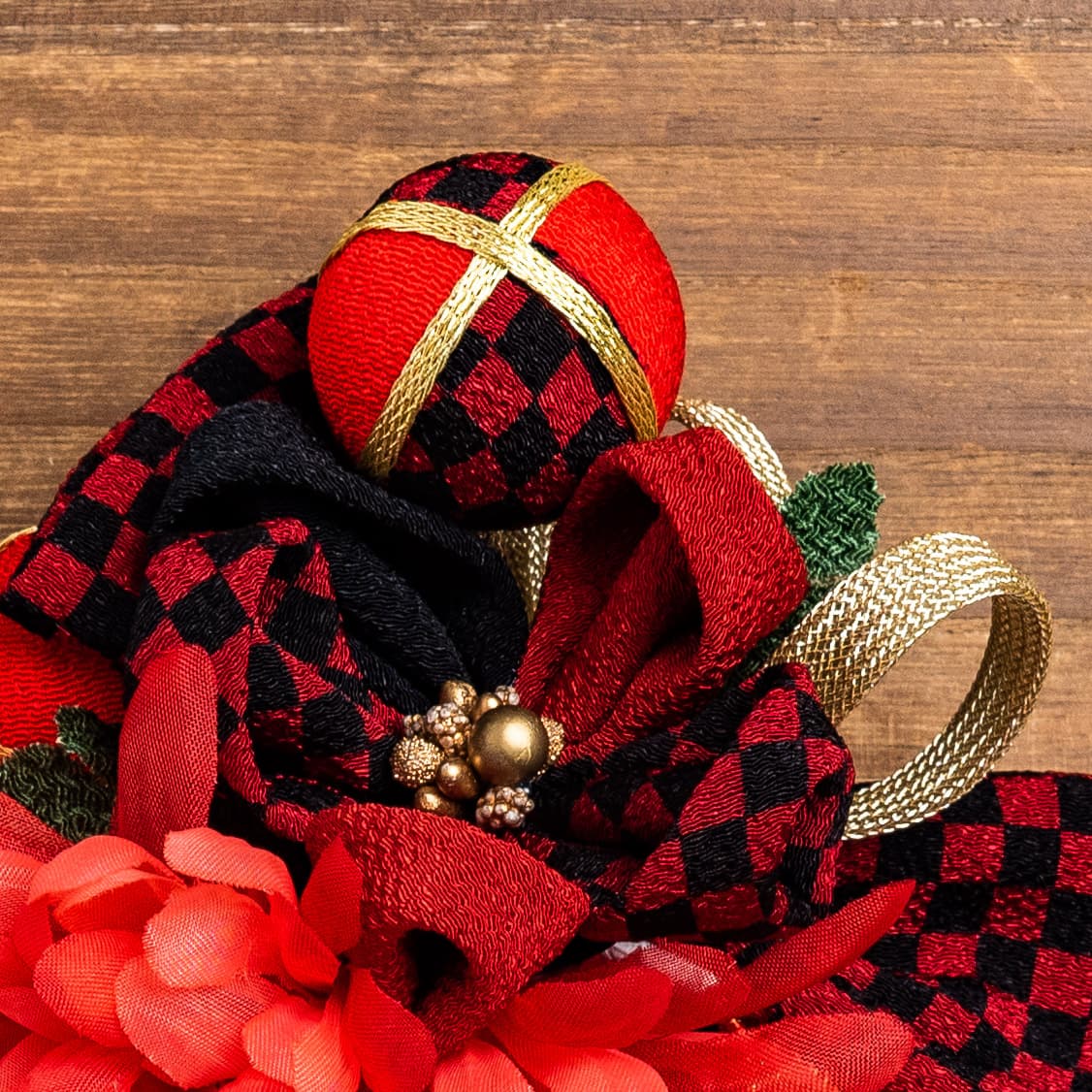 赤いダリアに赤黒市松の小花とリボンの、つまみ細工と造花のかんざし