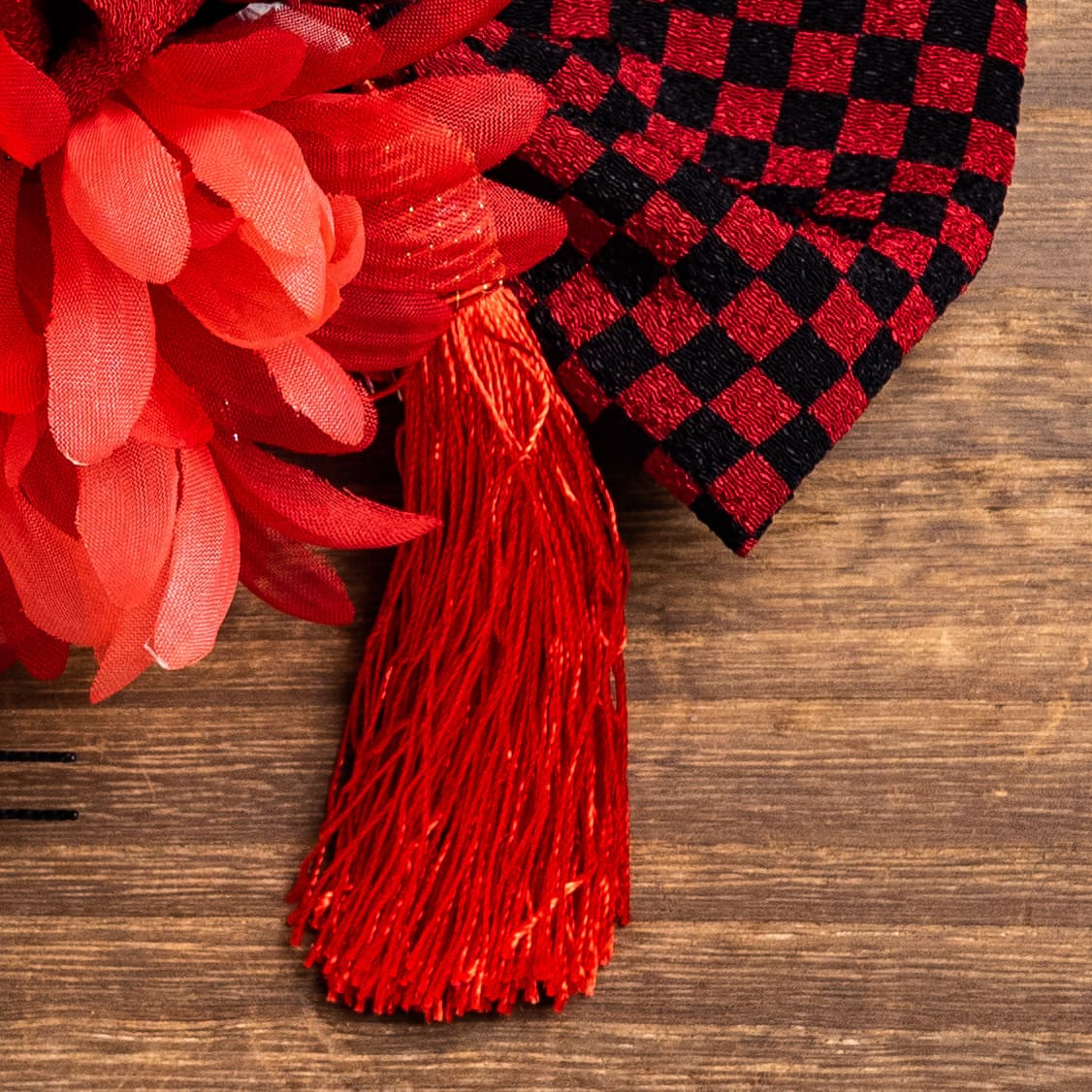 赤いダリアに赤黒市松の小花とリボンの、つまみ細工と造花のかんざし