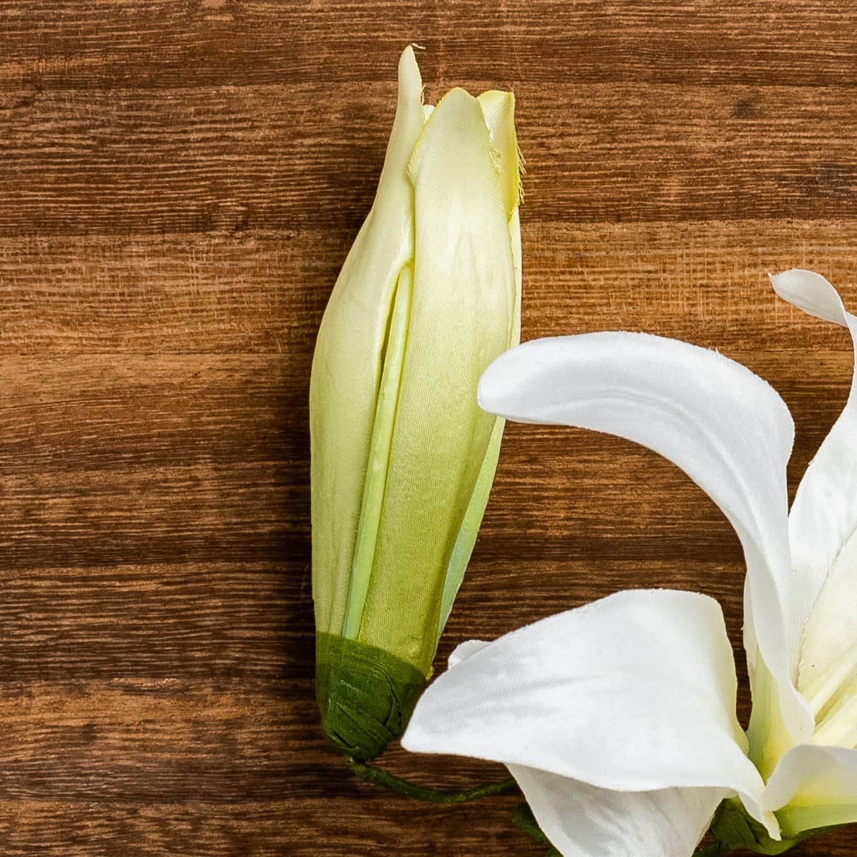 百合の造花にパールビーズのかんざし