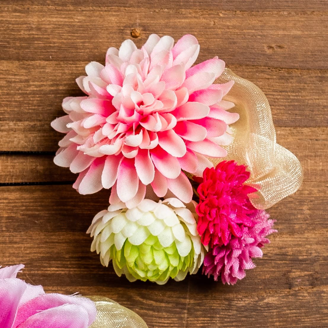 ダリアや小菊の造花にオーガンジーとパールビーズのかんざし