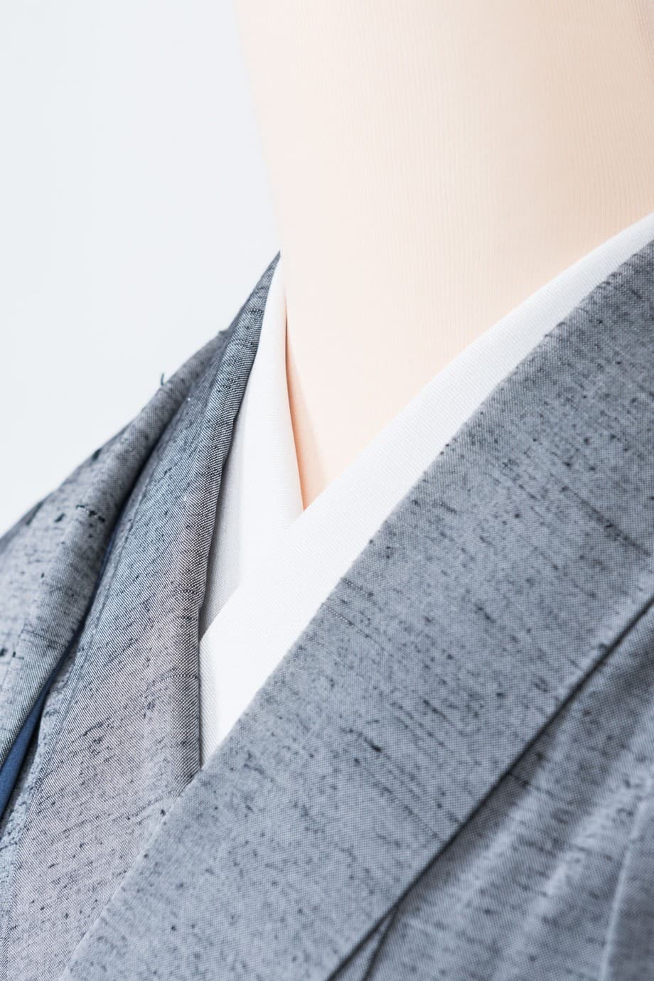 【男性着物レンタル】鼠色の正絹紬のきものとひげ紬の羽織に縞袴