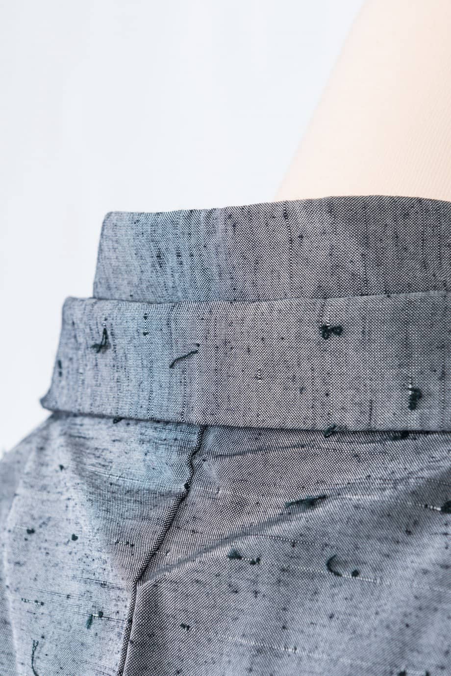 【男性着物レンタル】鼠色の正絹紬のきものとひげ紬の羽織に縞袴