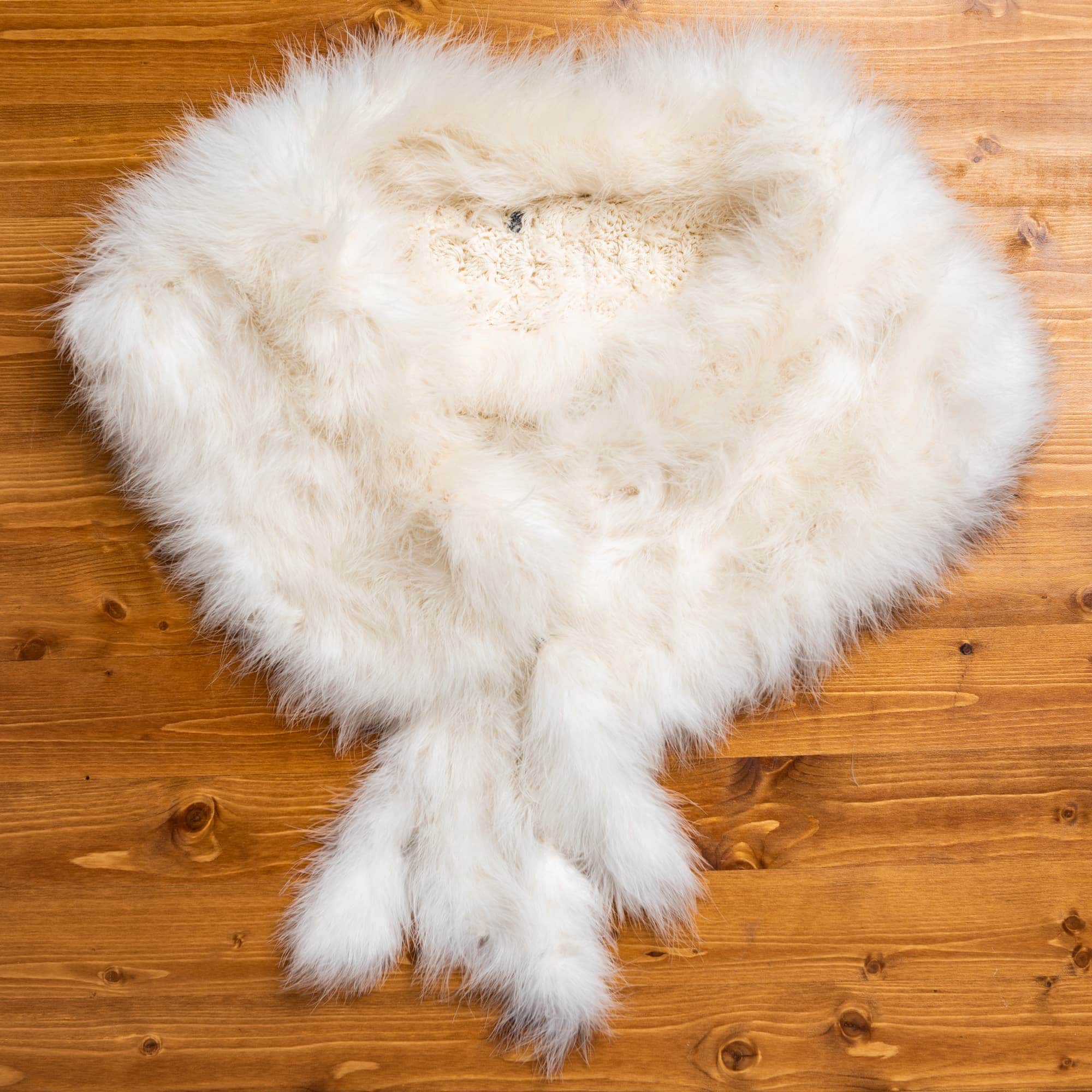 薄いベージュ色にざくざく編みのショール