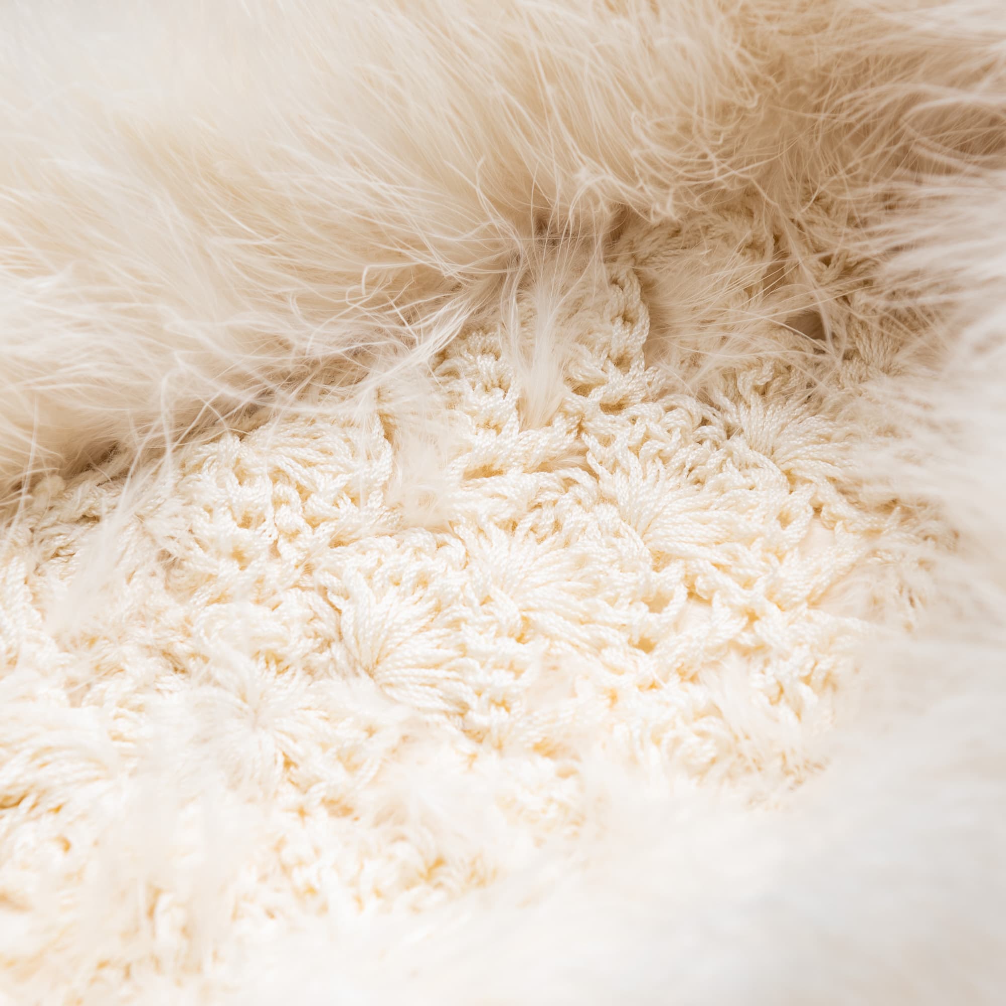 薄いベージュ色にざくざく編みのショール