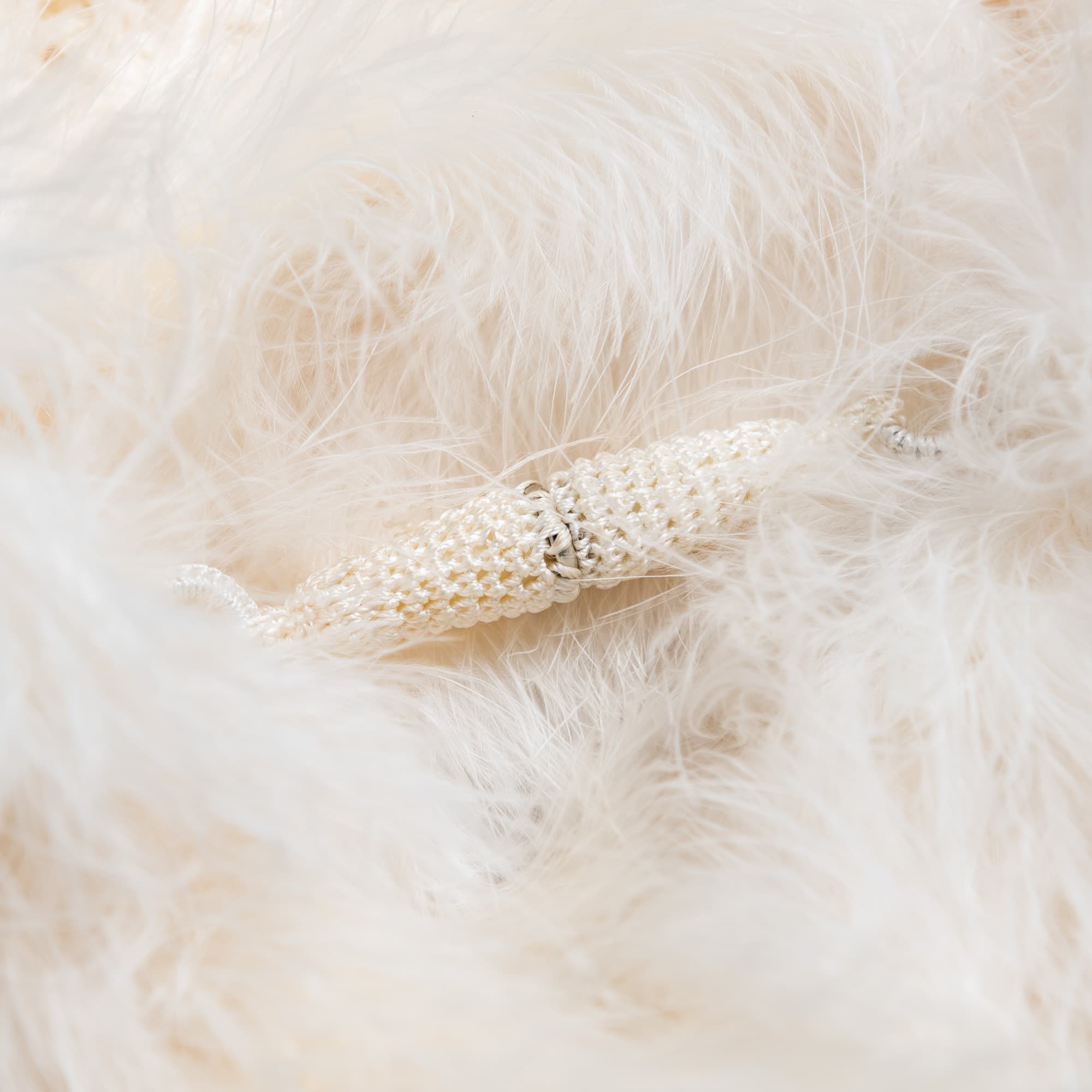 薄いベージュ色にざくざく編みのショール