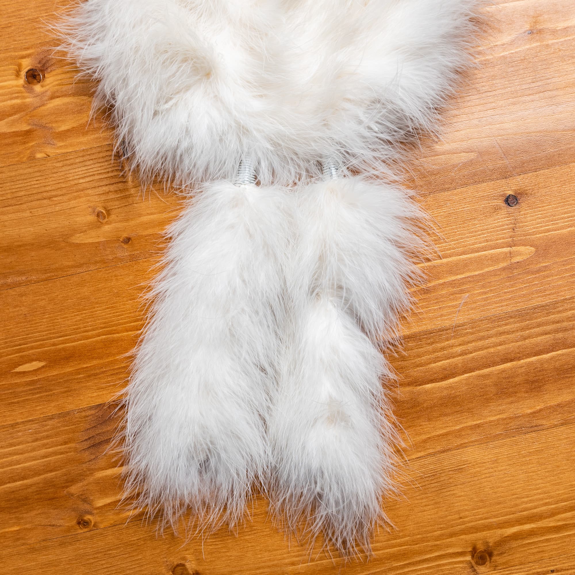 薄いベージュ色にざくざく編みのショール