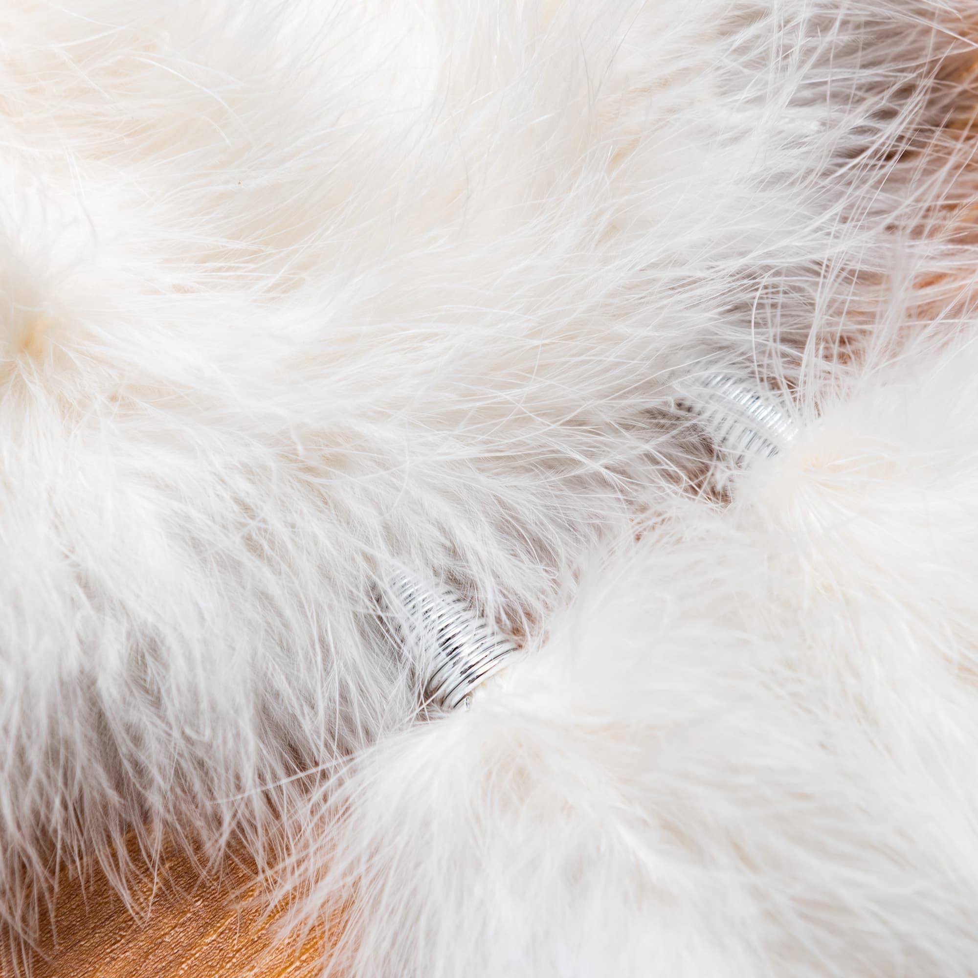 薄いベージュ色にざくざく編みのショール