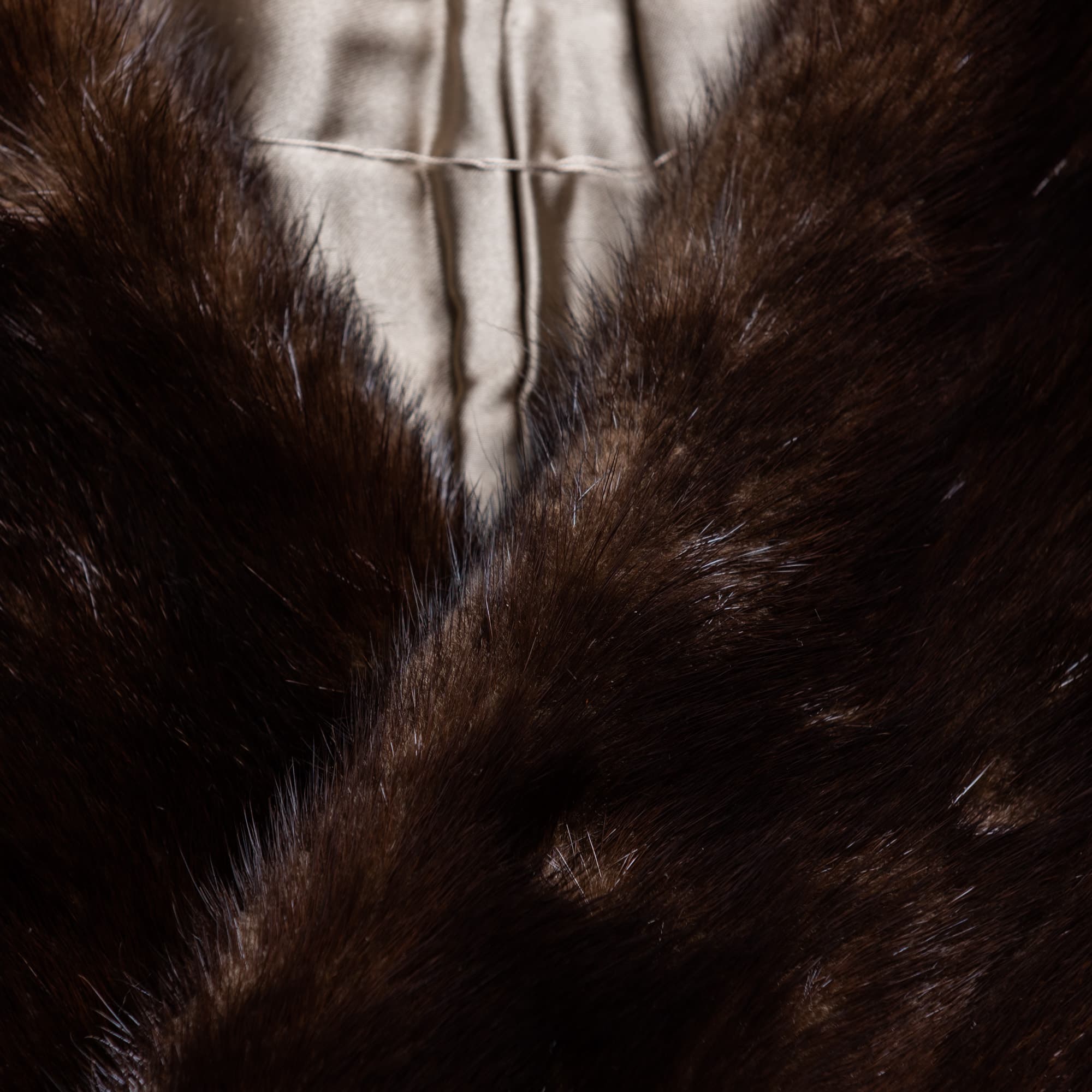 こげ茶色の房付きショール