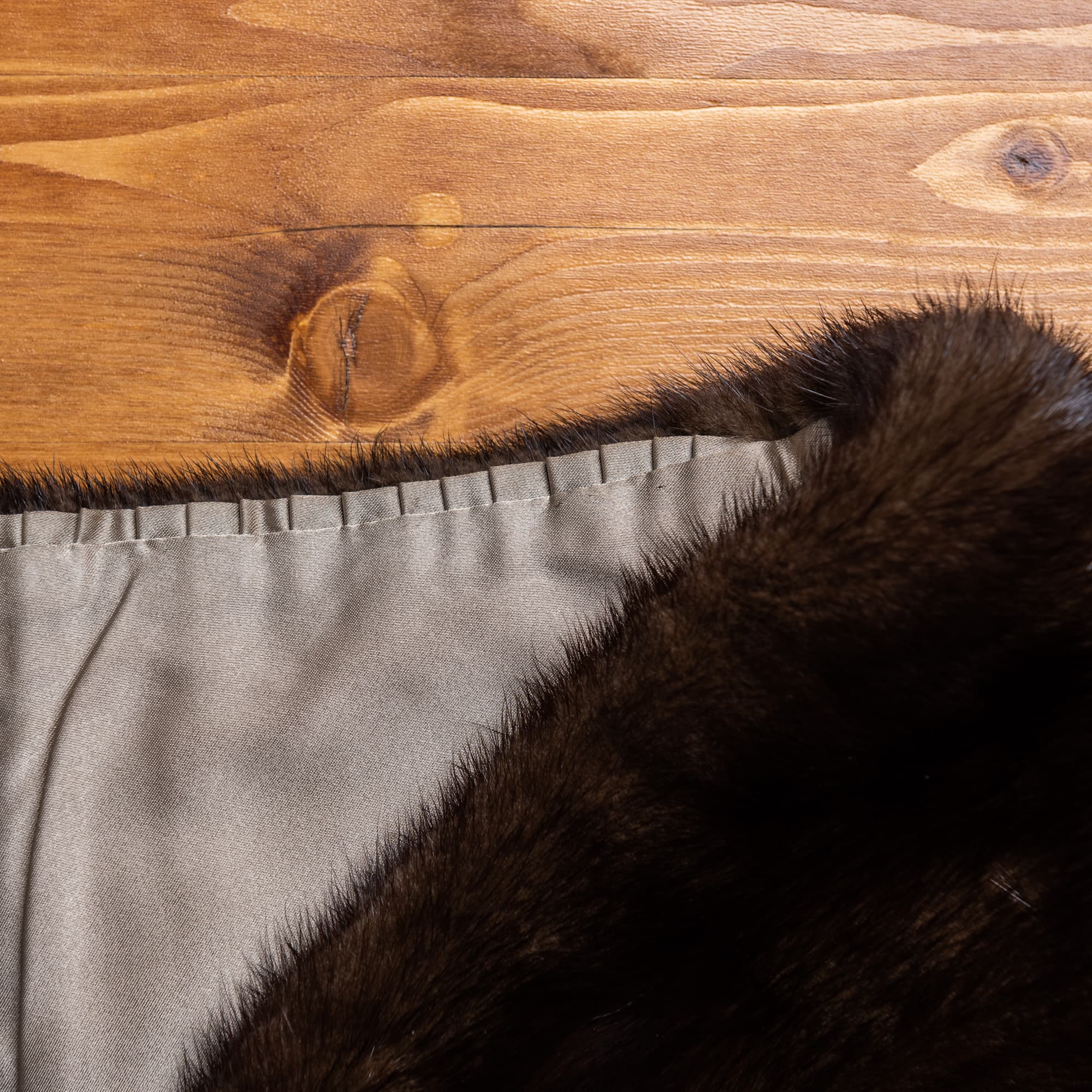 こげ茶色の房付きショール