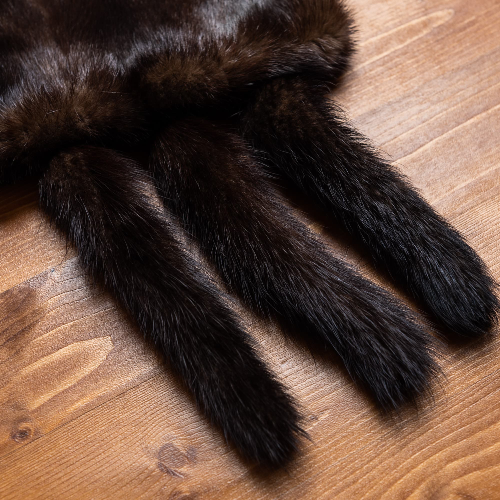 こげ茶色の房付きショール