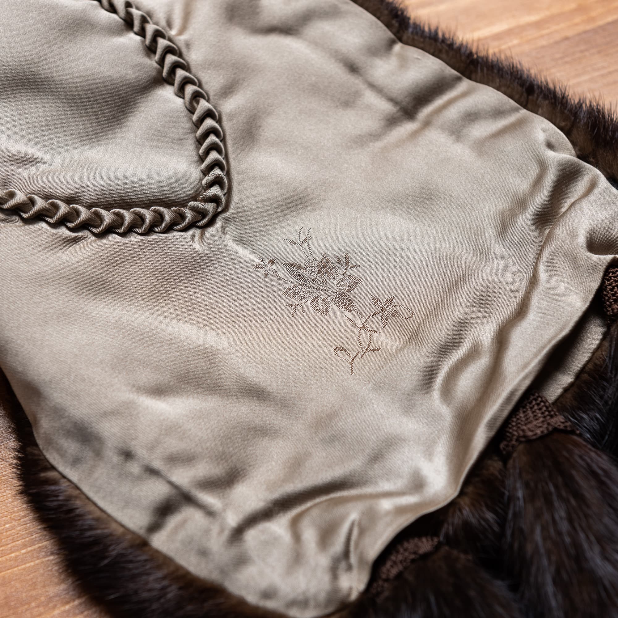 こげ茶色の房付きショール