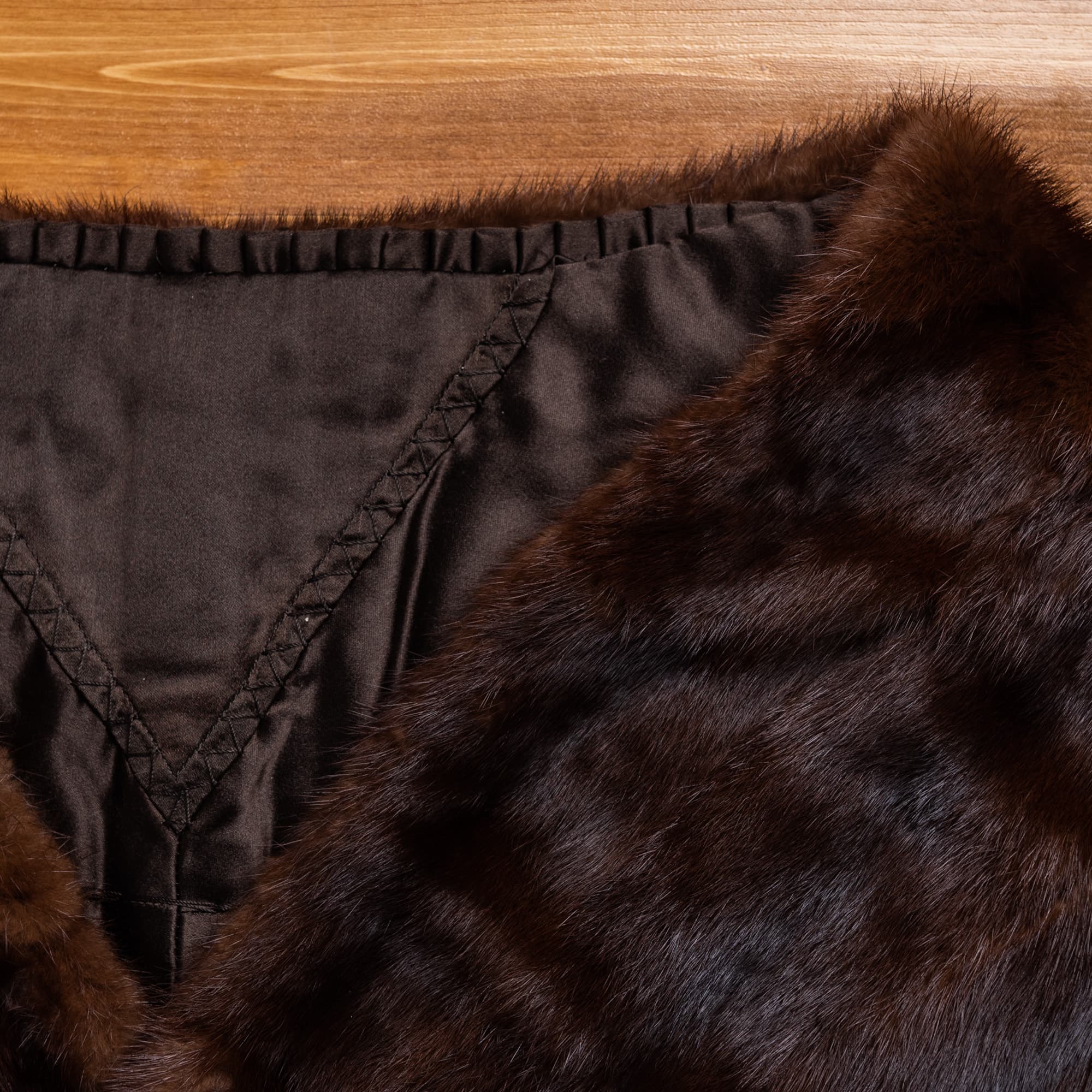 こげ茶色にうっすらと黒縞のショール