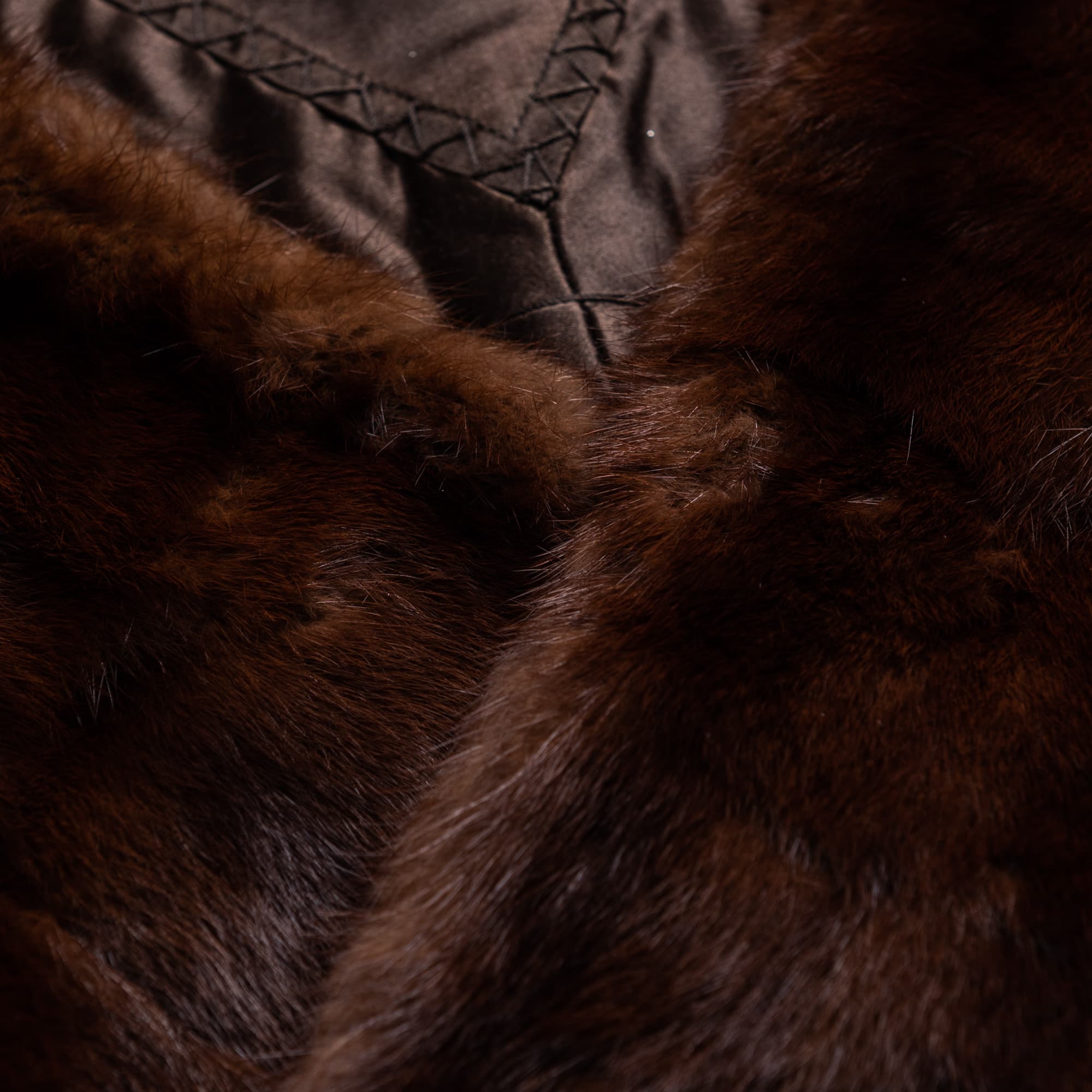 こげ茶色にうっすらと黒縞のショール