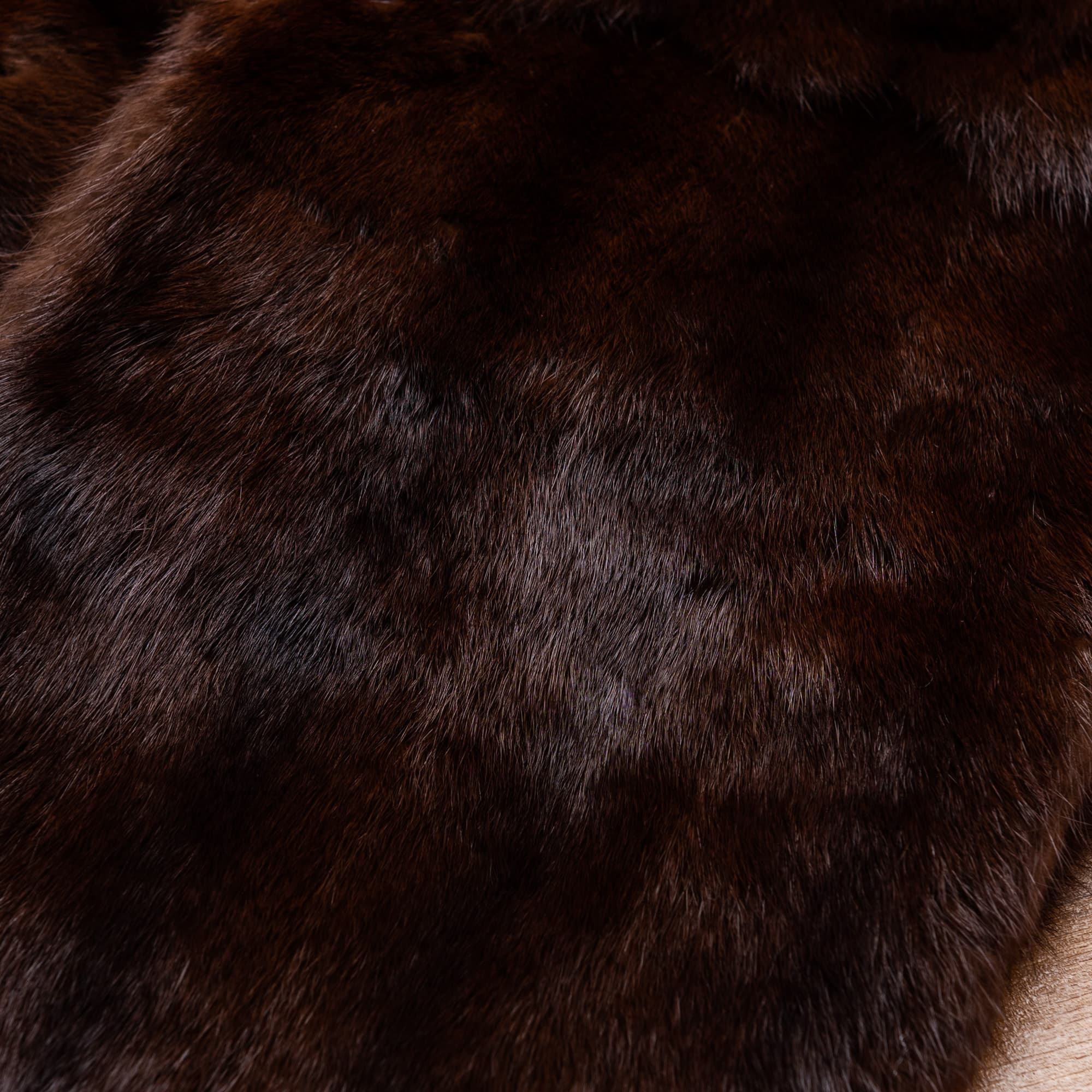 こげ茶色にうっすらと黒縞のショール