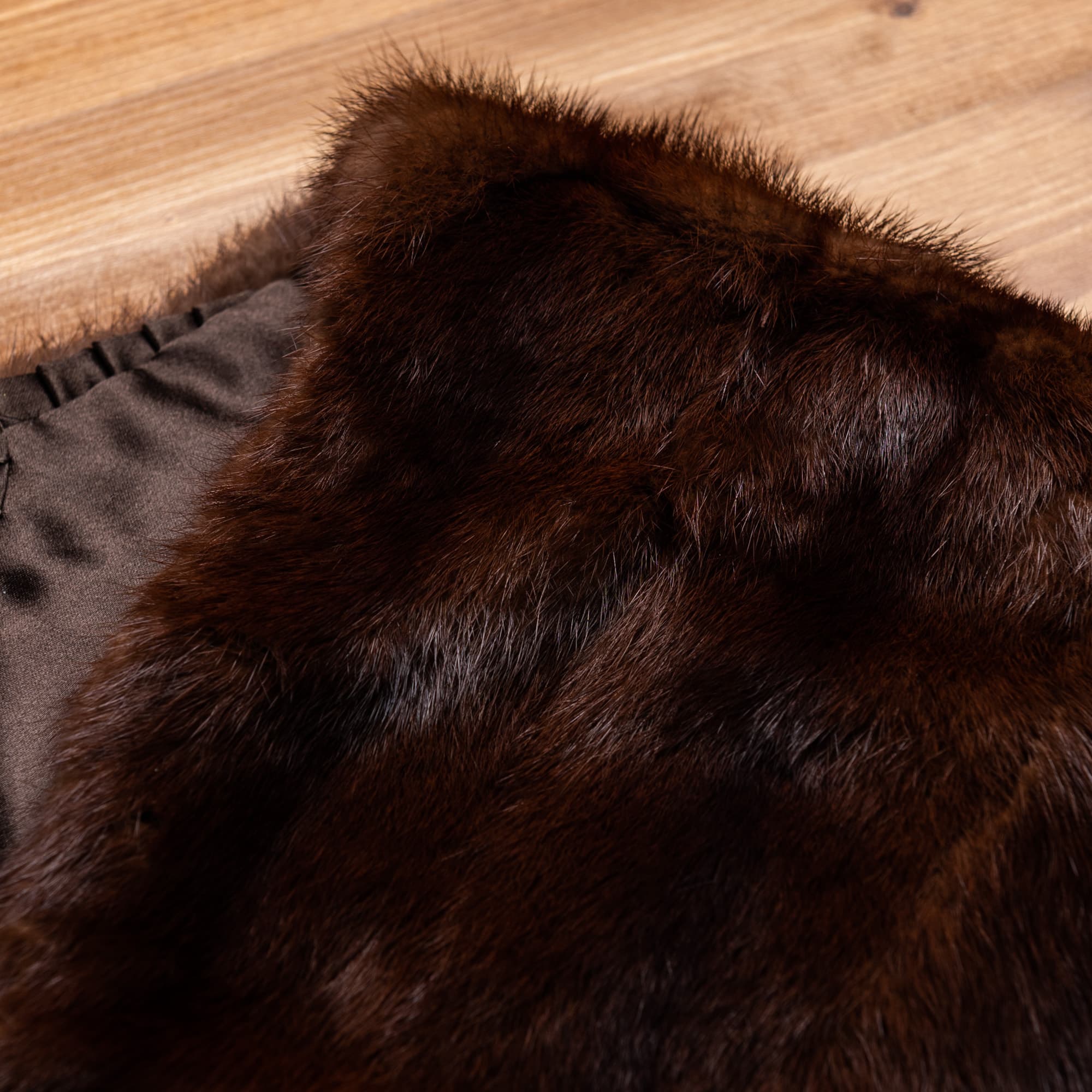 こげ茶色にうっすらと黒縞のショール