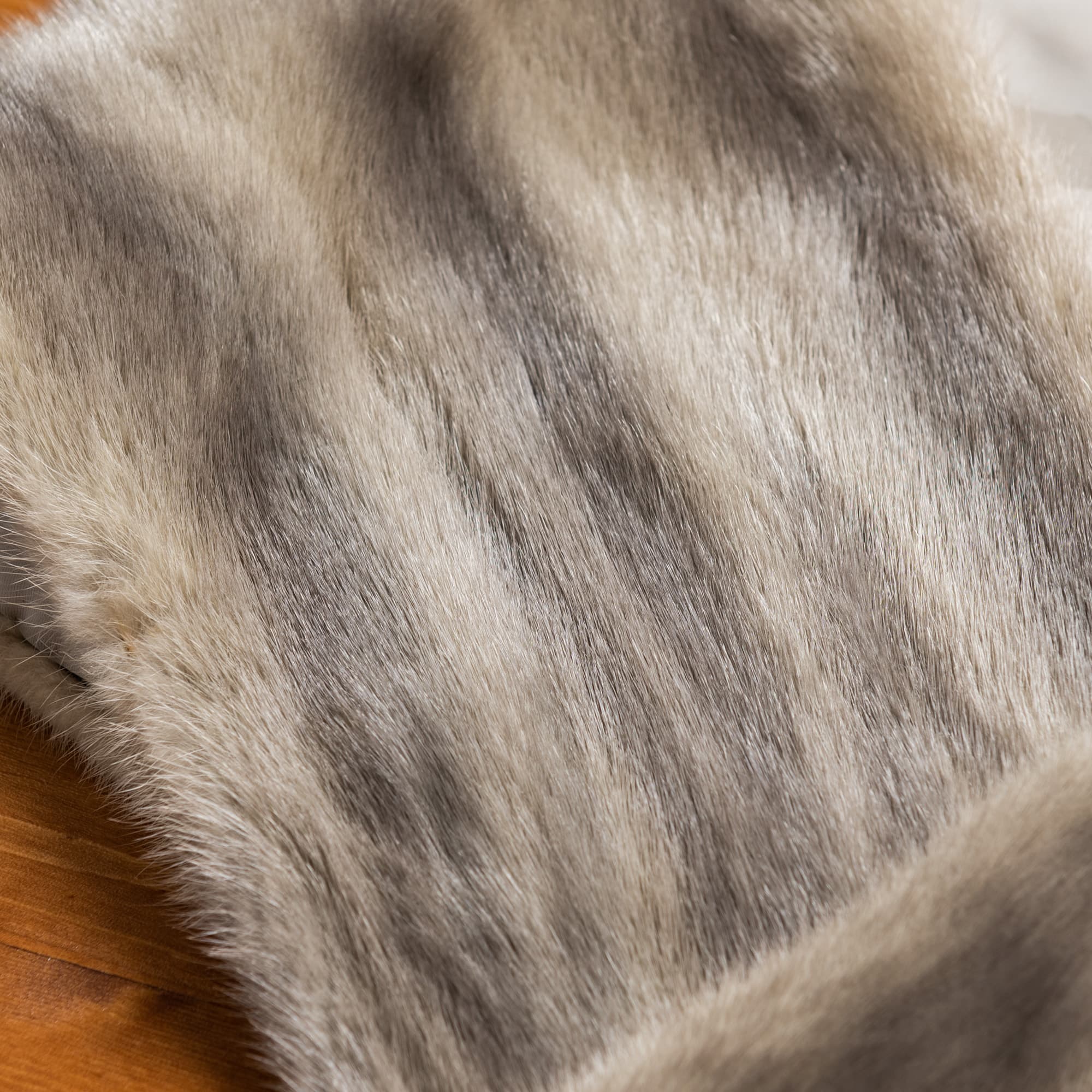 茶色とベージュの縞のショール