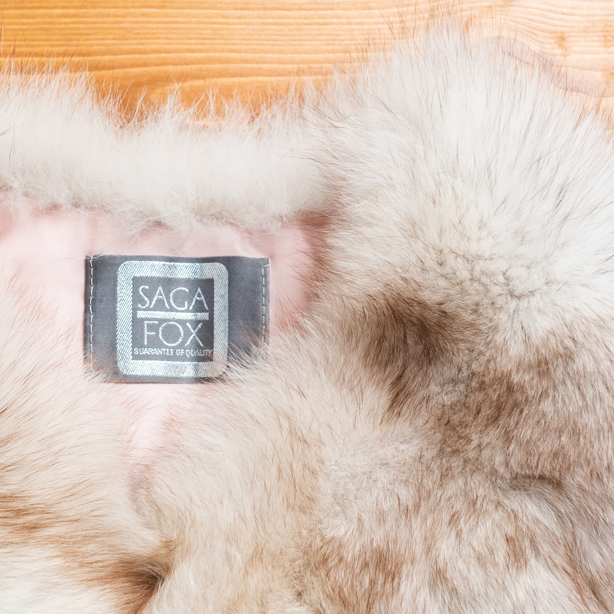 ベージュと茶色のまだら模様のショール