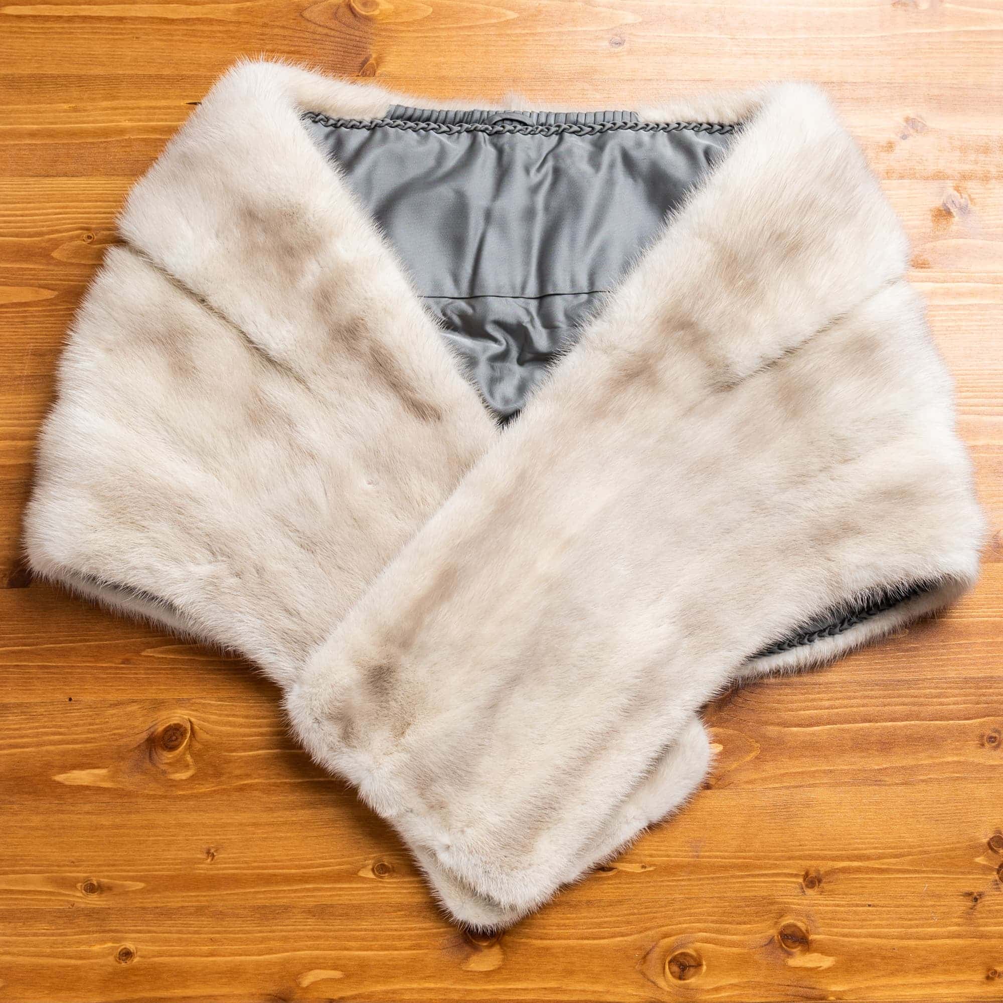 ベージュにうっすらと茶色が混じるショール