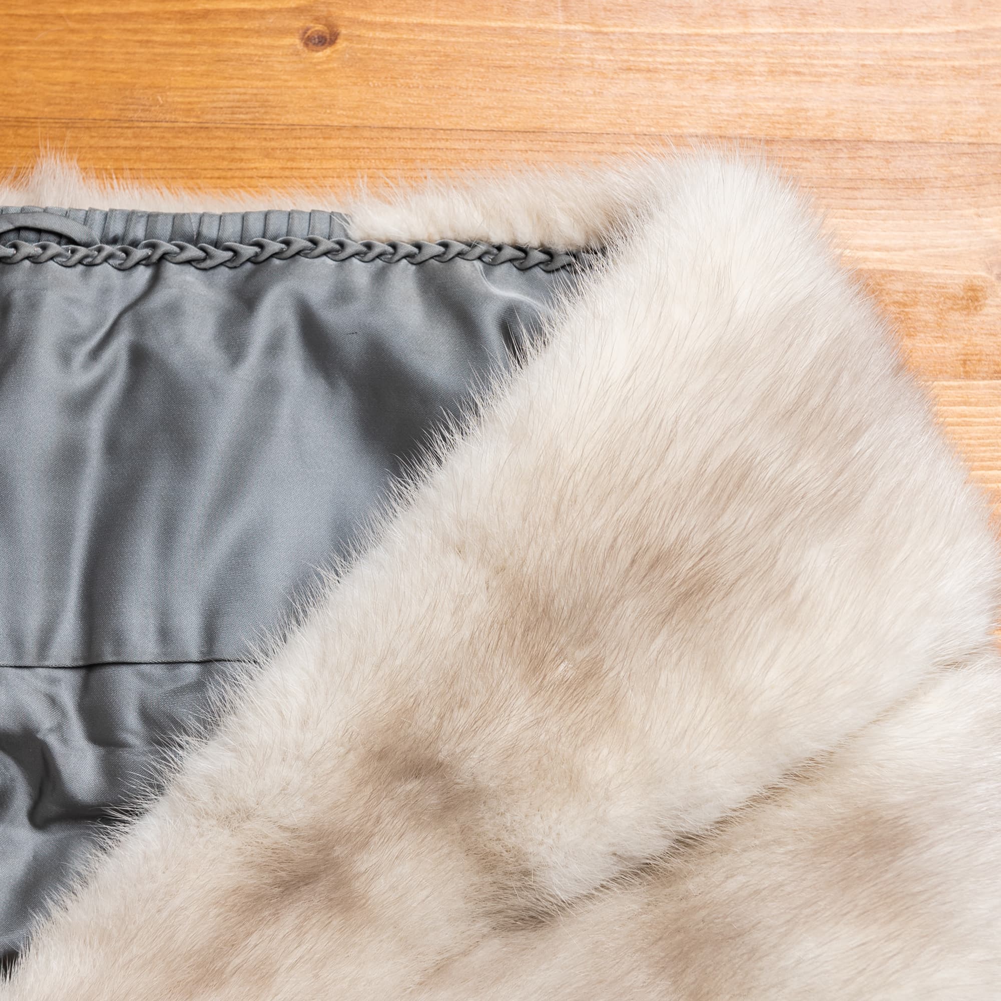 ベージュにうっすらと茶色が混じるショール