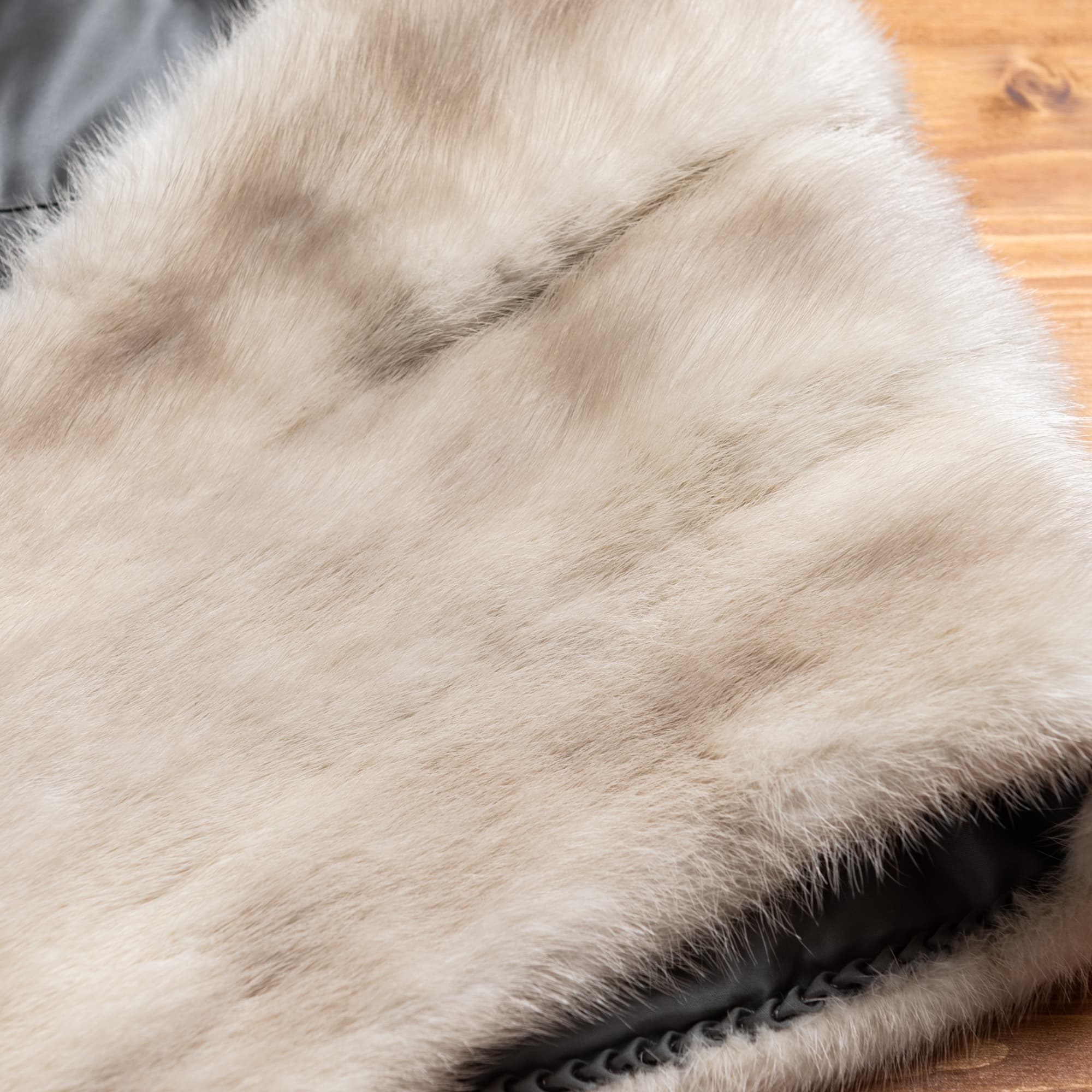 ベージュにうっすらと茶色が混じるショール