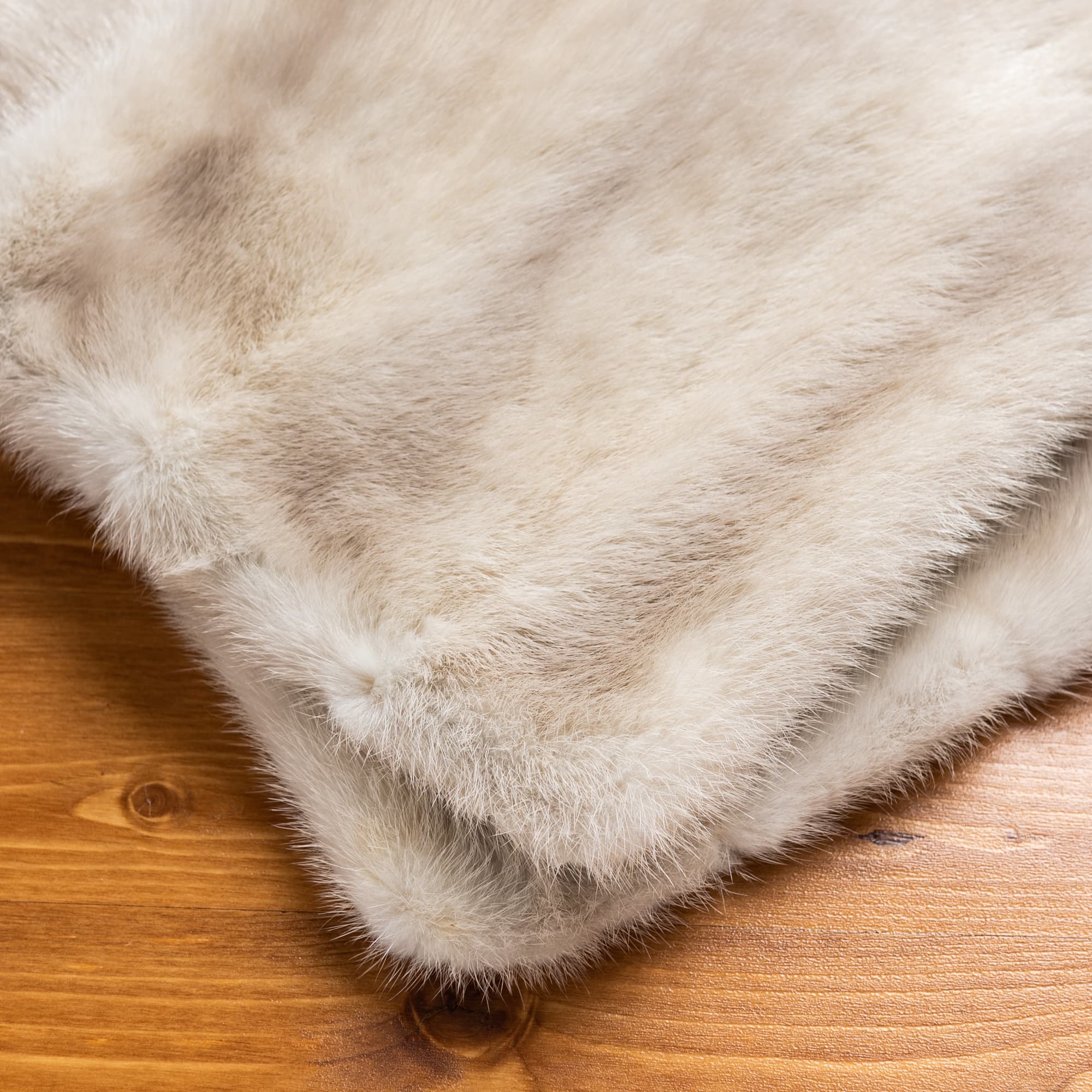 ベージュにうっすらと茶色が混じるショール