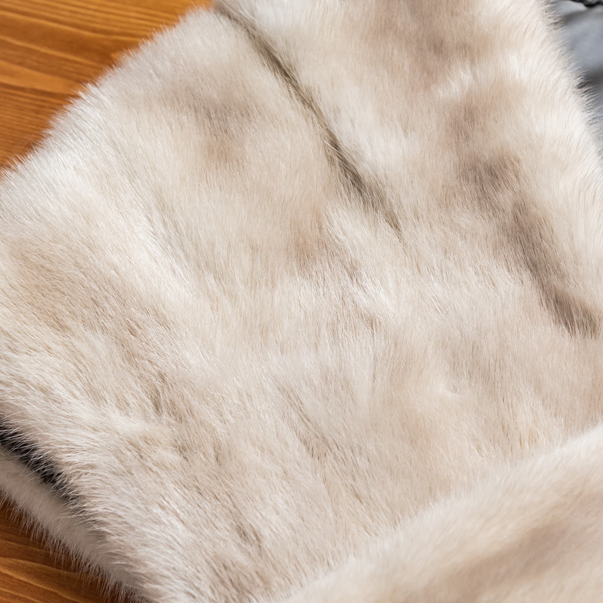 ベージュにうっすらと茶色が混じるショール