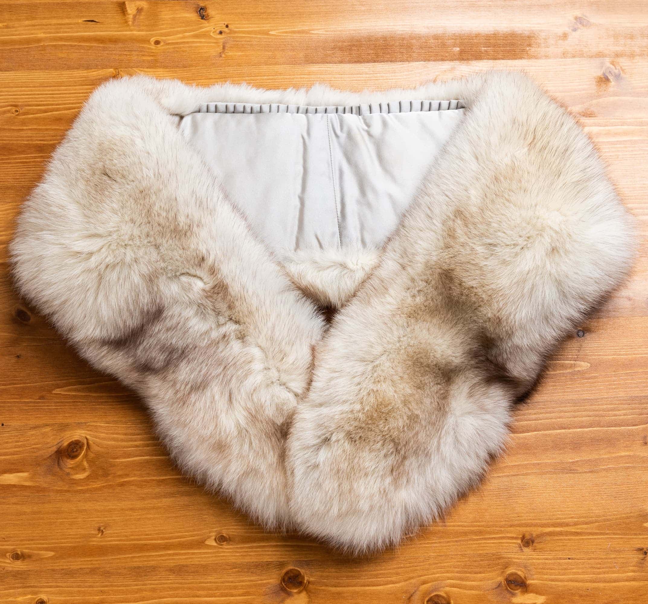 白毛に茶色混じりのショール