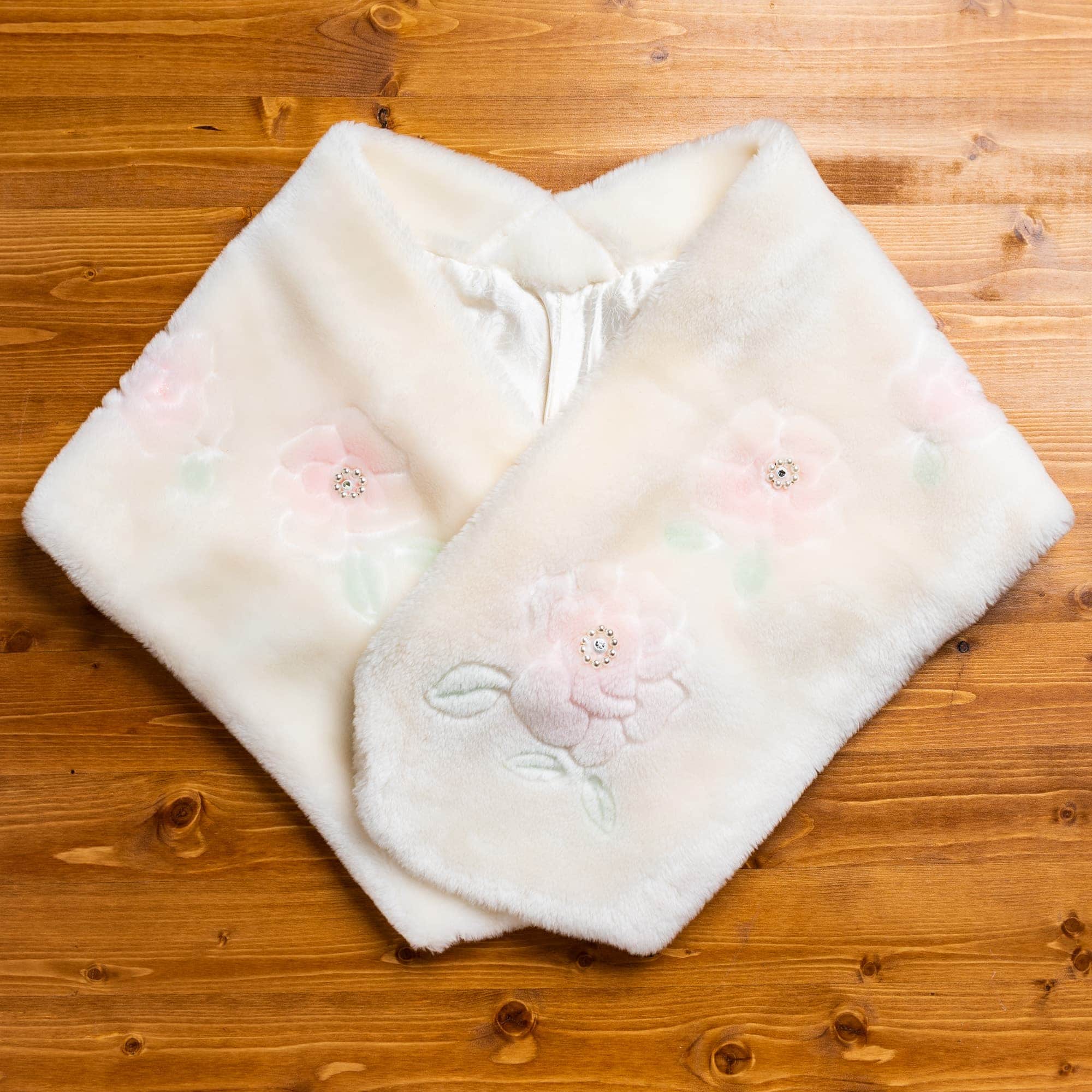 白い毛に梅の花がデザインされたショール