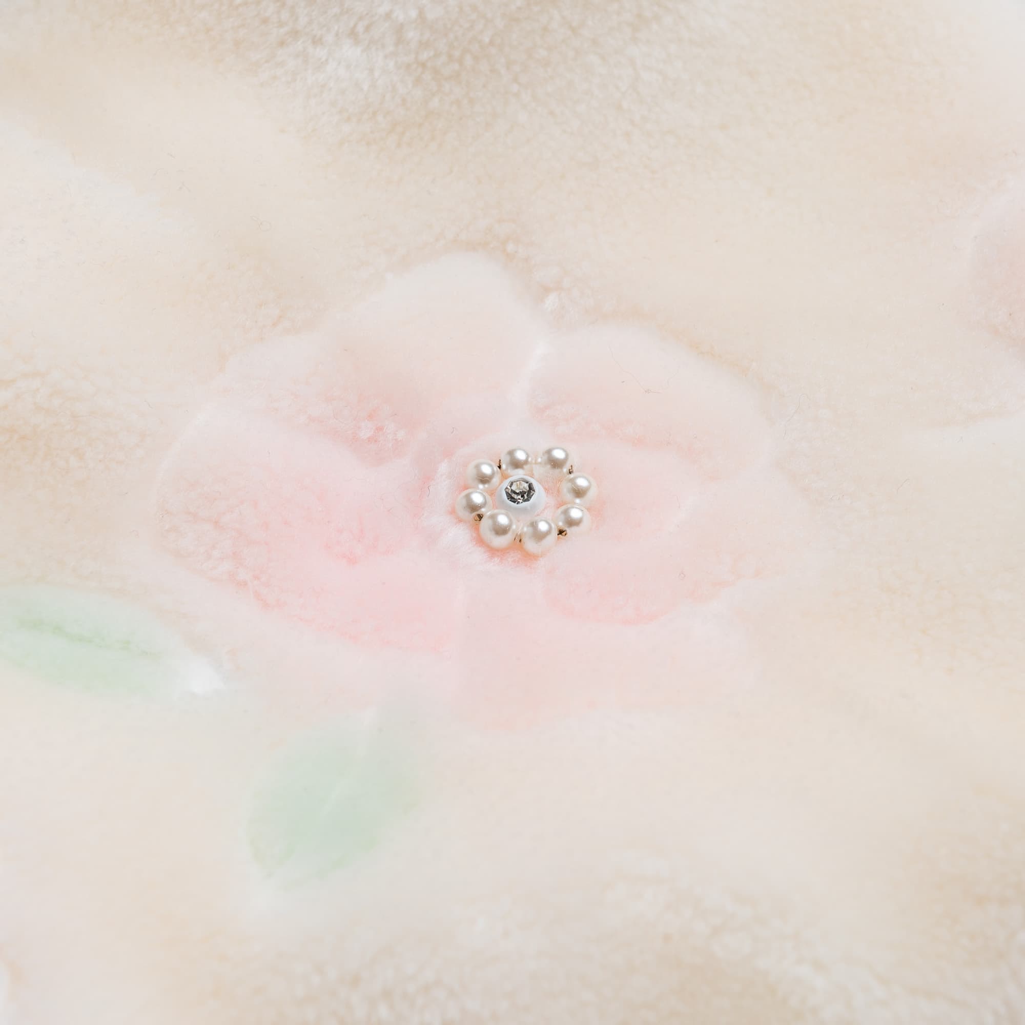 白い毛に梅の花がデザインされたショール