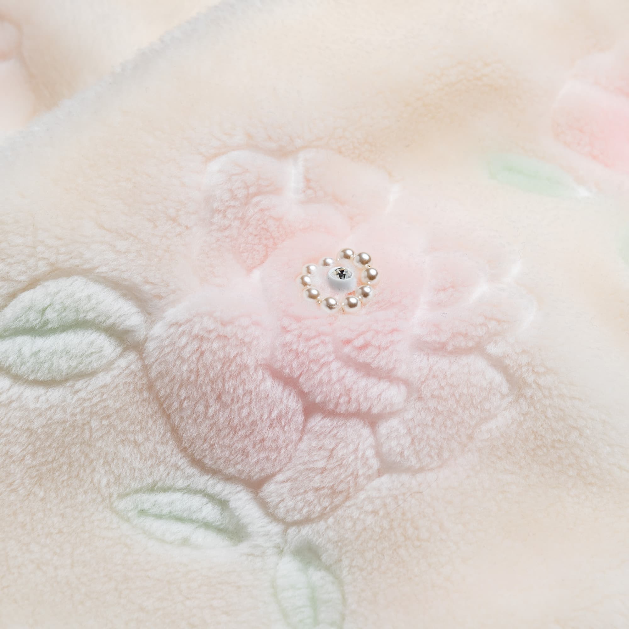 白い毛に梅の花がデザインされたショール