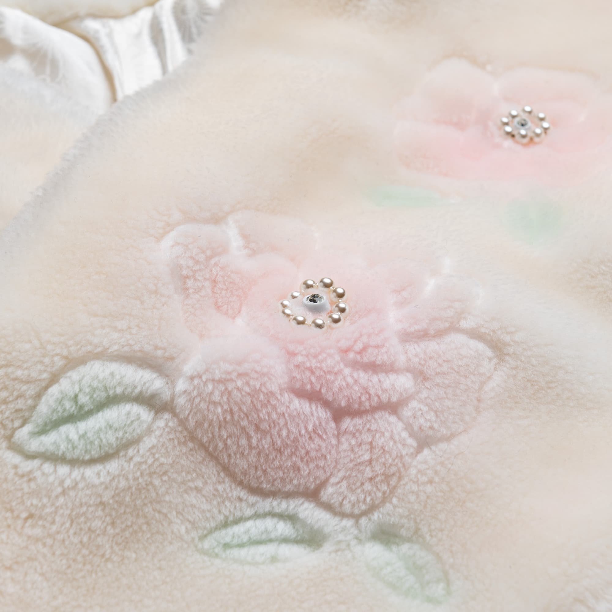 白い毛に梅の花がデザインされたショール