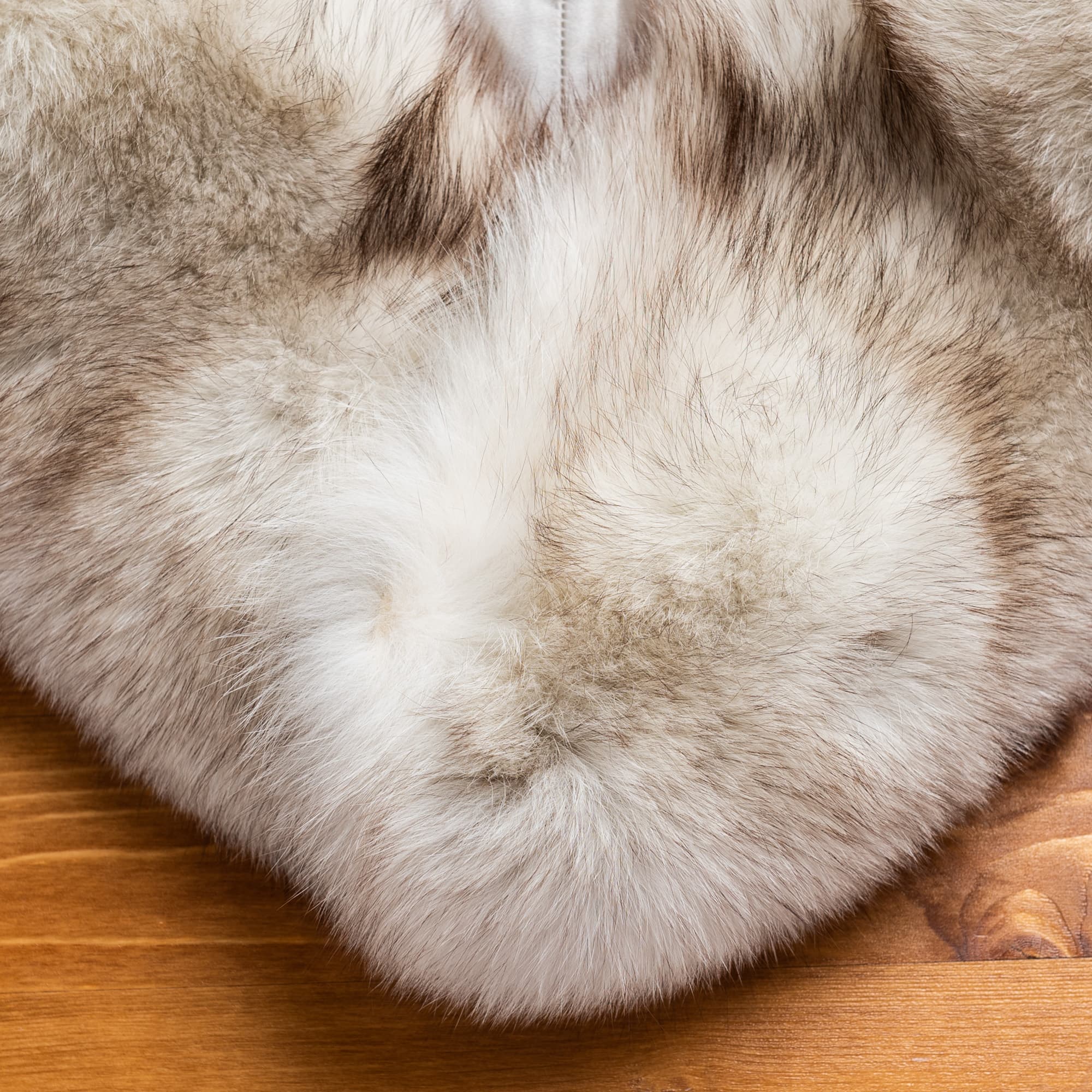 白い毛にこげ茶色が混じったショール