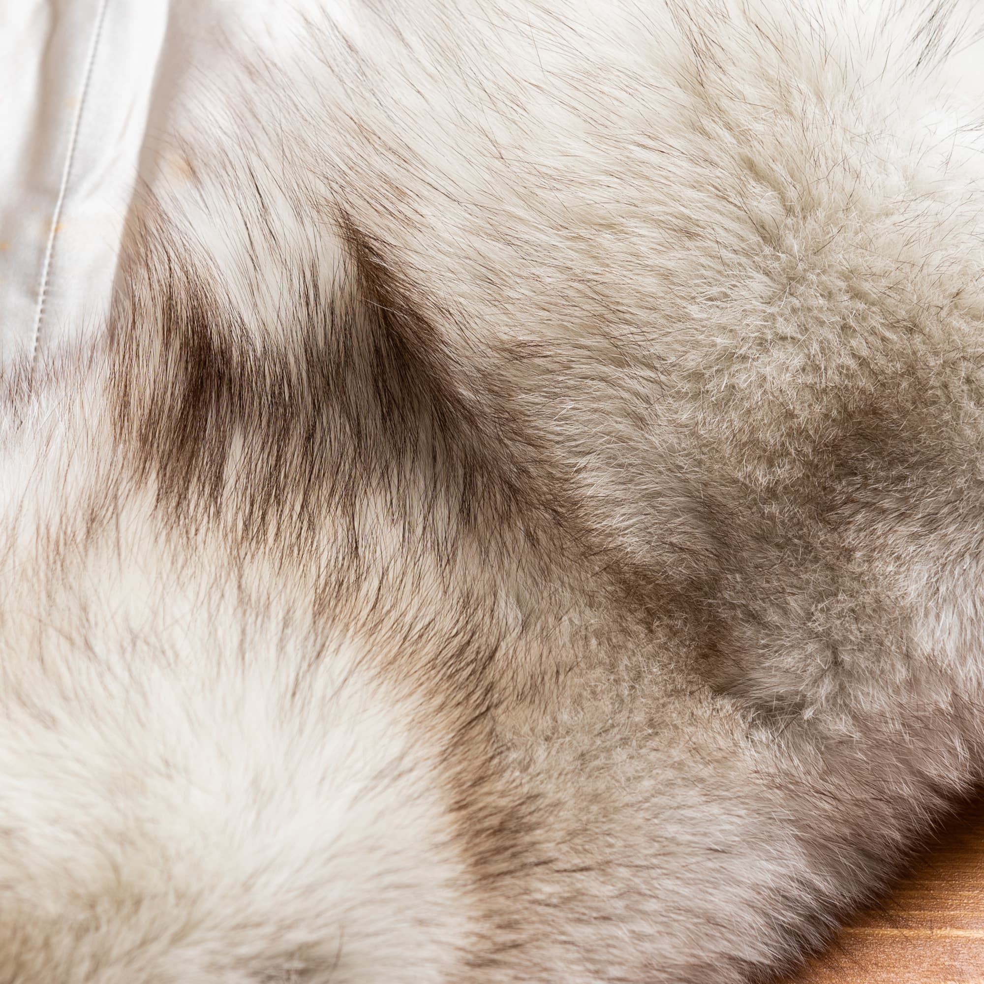 白い毛にこげ茶色が混じったショール