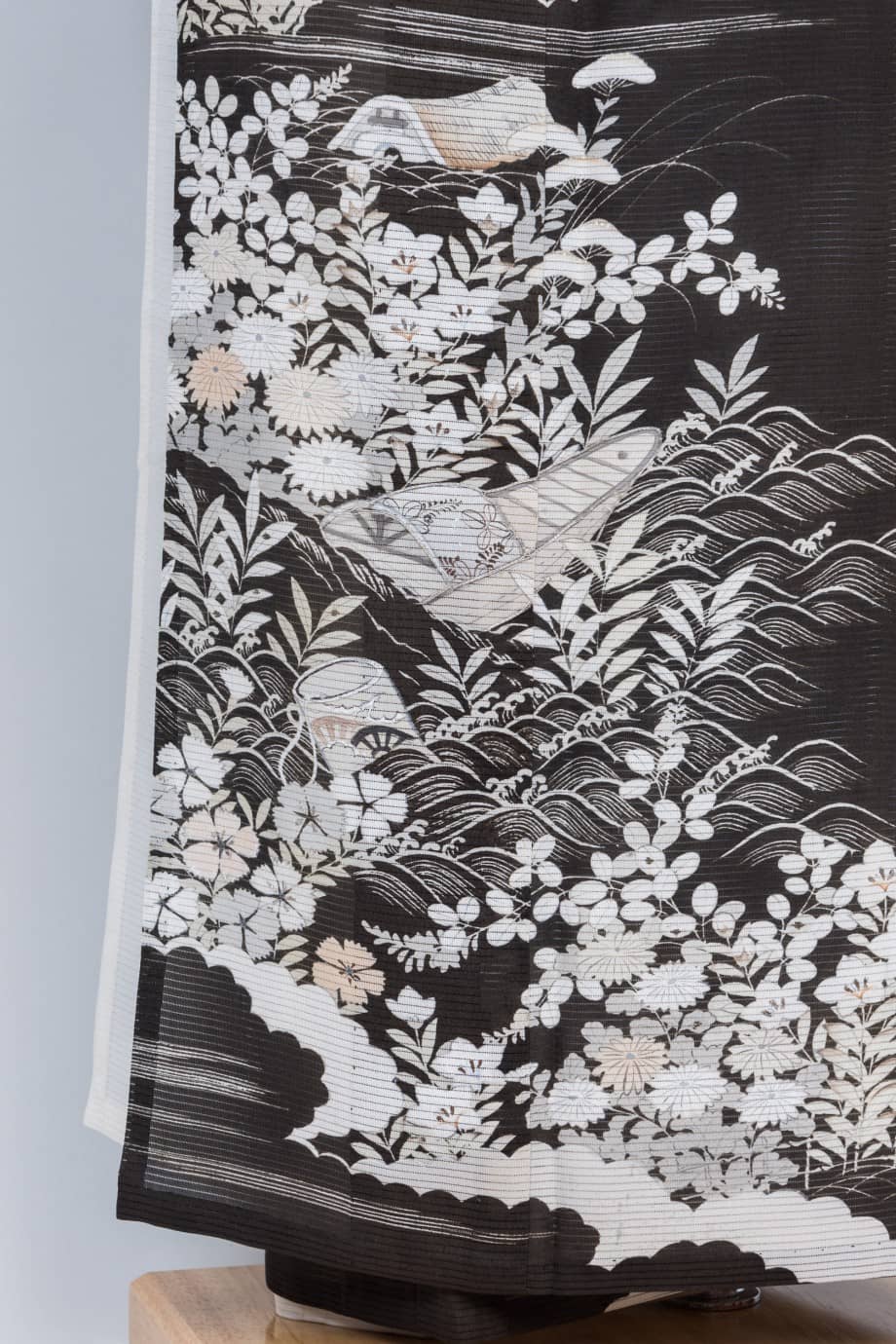 【留袖レンタル】婚礼・結納 | 横絽に波、舟、花々の夏用五つ紋付黒留袖