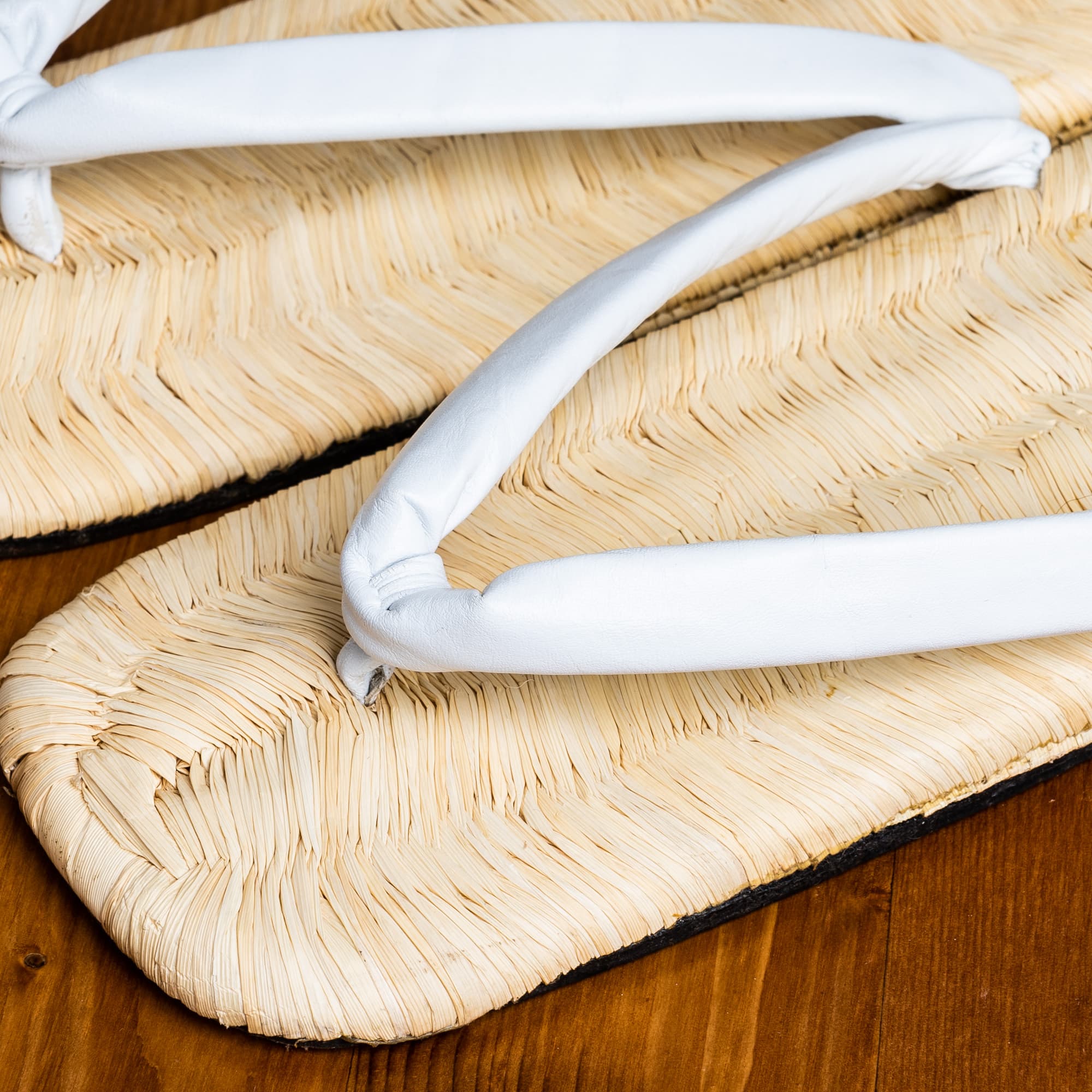 白っぽい畳表に白い鼻緒の紳士用草履